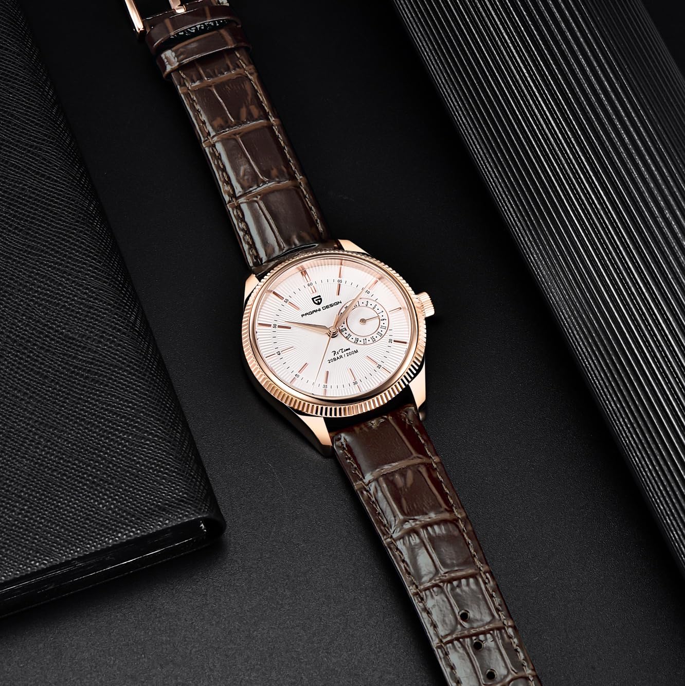 Pagani Design Herrenuhr 40mm – Luxus Analoge Quarzuhr mit Saphirglas, 200M Wasserdicht, Japanisches Uhrwerk & Datumsanzeige – Edelstahl & Leder Business Armbanduhr für Männer