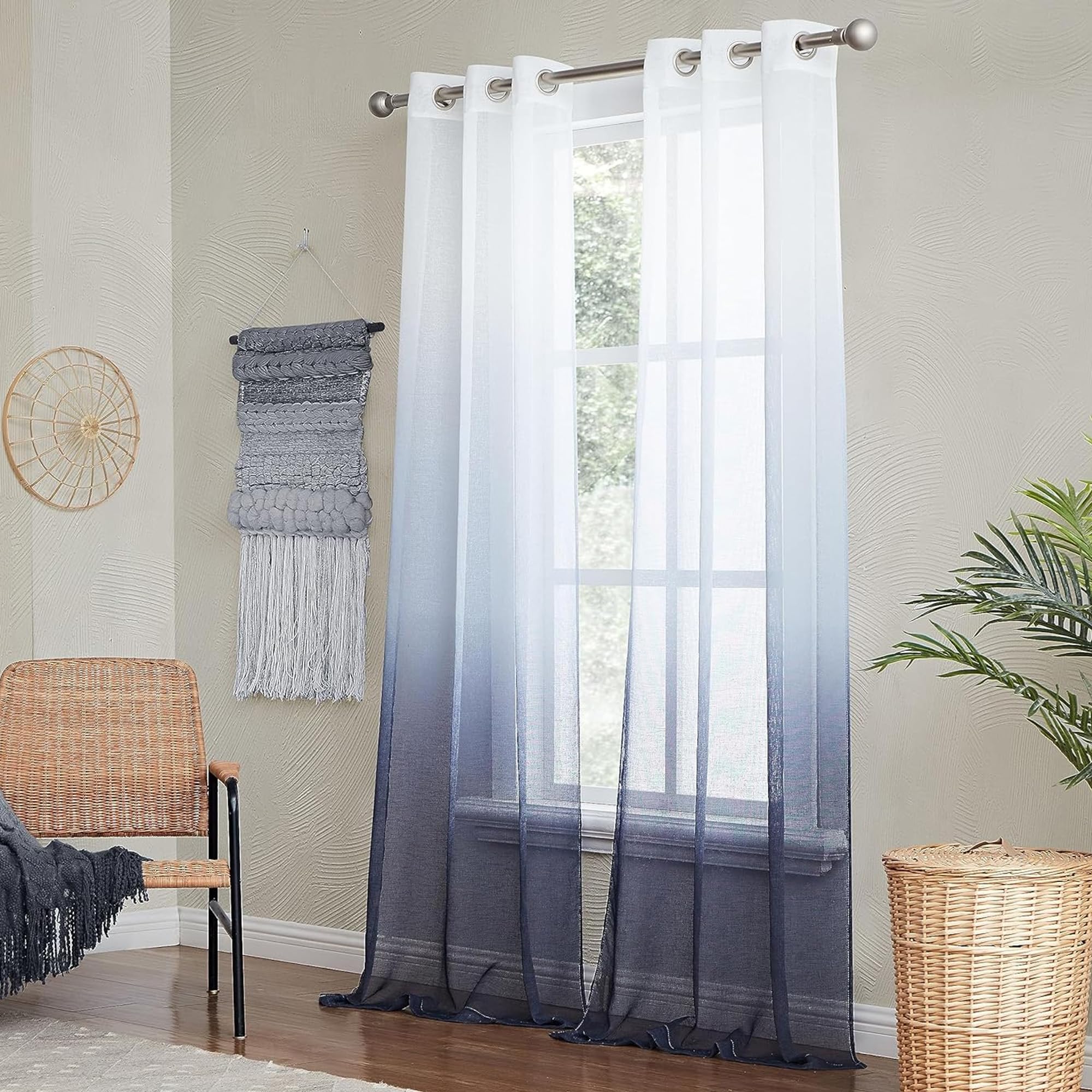 Rideaux semi-transparents noirs pour protéger votre intimité
