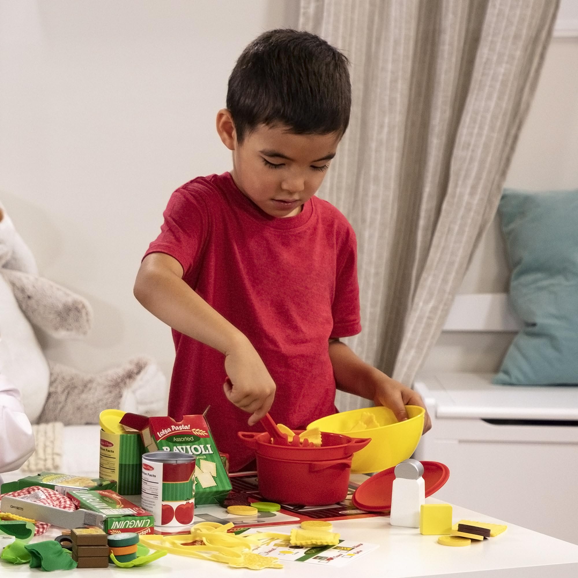 Melissa & Doug – zestaw do przygotowywania i podawania makaronu (zestaw zabawkowy, filcowy zestaw kuchenny, łatwe użytkowanie, zestaw ponad 50-elementowy, wys. 25,4 cm x szer. 22,86 cm x dł. 7,62 cm)
