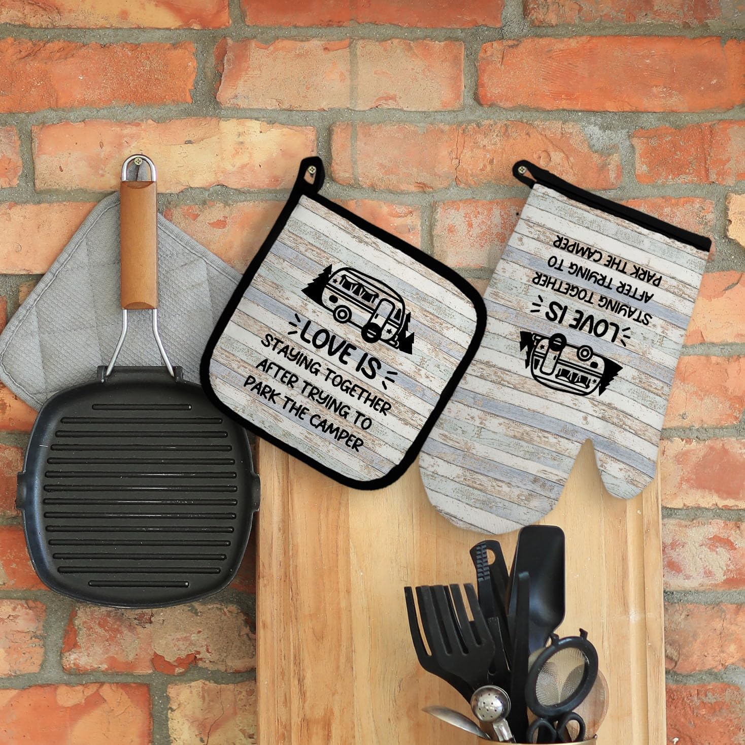 Camper Gifts Oven Mitts and Pot Holders Sets, Camping Lover Gift for Women Men Oven Mitts，Rustic Farmhouse Camper Over Mittens for Kitchen Decor, Camping Over Gloves Gifts