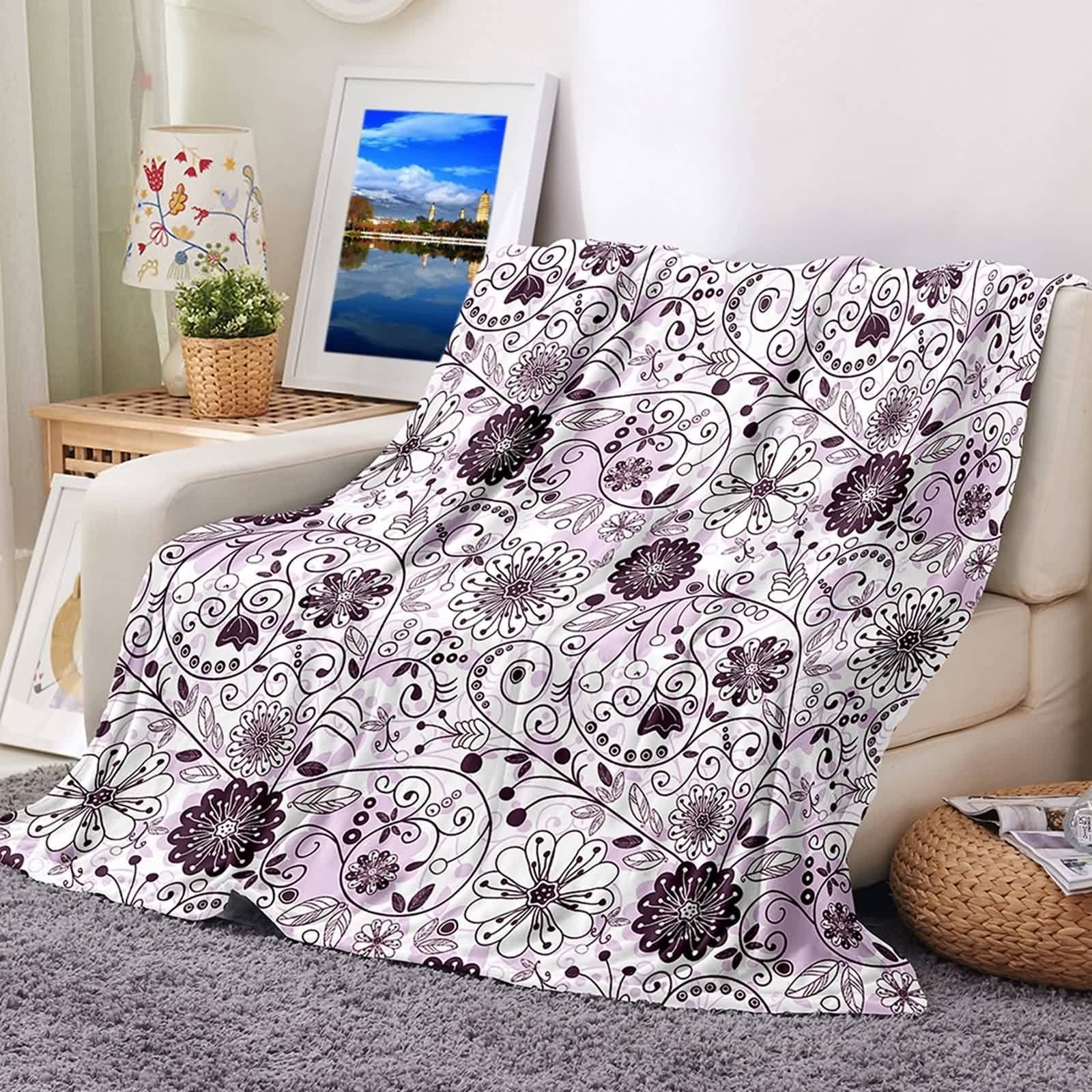 Biały puszysty koc, koc na sofę obciążniki flanelowy fioletowy kwiat winorośl wzór 180 x 220 cm do łóżka biura samochodu miękkie ciepłe prezenty