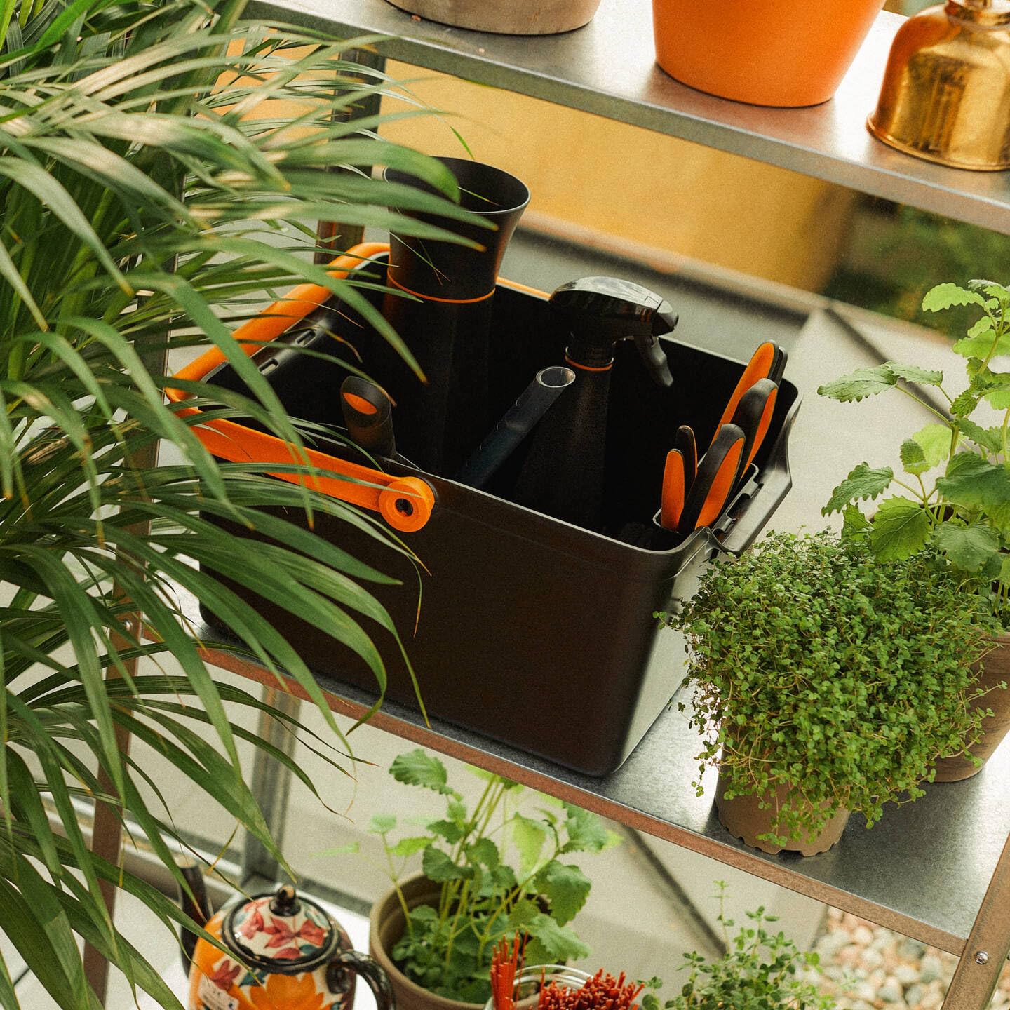 Fiskars Boîte de Rangement pour Outils de Plantation et Accessoires de Jardin, 35,3 x 27,2 x 17,4 cm (LxPxH), Résine Synthétique, Noir/Orange, 1071305