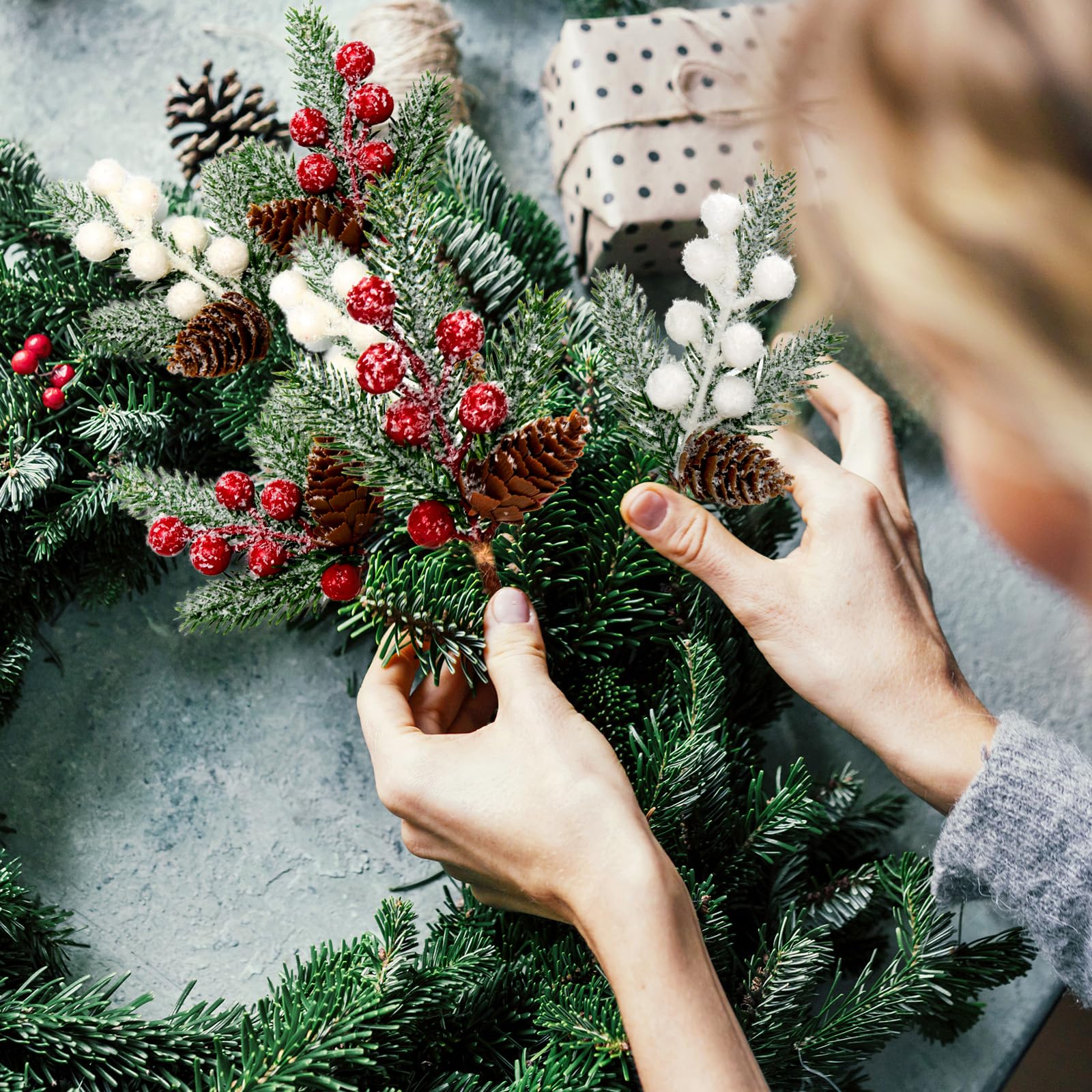 Künstliche Tannenzapfen, 15,2 cm, beflockte Stechpalme, rote und weiße Beeren, Weihnachtsspieße und Sprays, künstliche Blumenplektren mit Tannenzapfen für DIY-Geschenke, Blumenarrangements, 30