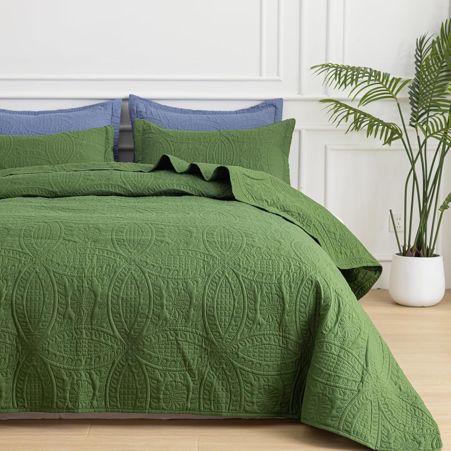 SheRest Queen Quilt Bedding Set - Soft Breathable Bed Quilts, Modern Style Embossed Bedspreads, Lightweight Microfiber Reversible Coverlet for All Seasons, Navy Blue, 3 pieces (1 Quilt,2 Pillow Shams)