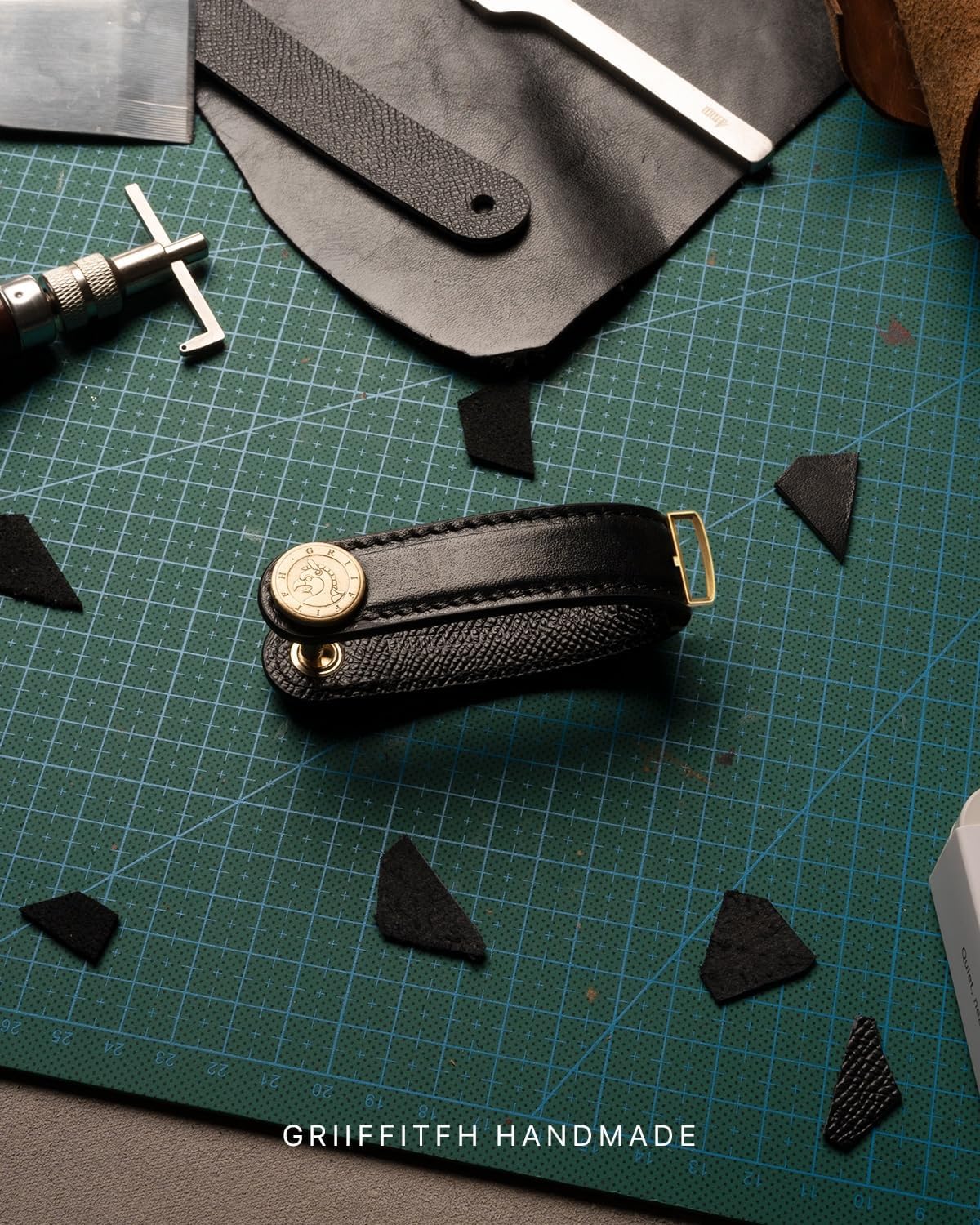 Leather Key Organizer Key Chain for Men Women, Compact Key Holder Keychain - Minimalist Key Case Secures 3-14 Keys