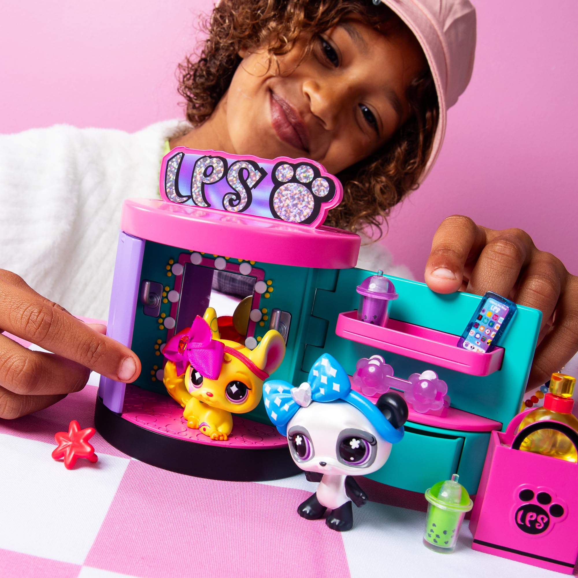 Littlest Pet Shop – Estuche Sweet and Style – Tienda 4 en 1 – Pack de 3 animales, 15 accesorios, 1 tarjeta, 1 código Roblox – Mini-Figurinas para animales coleccionables – Juguete infantil de 4 años y