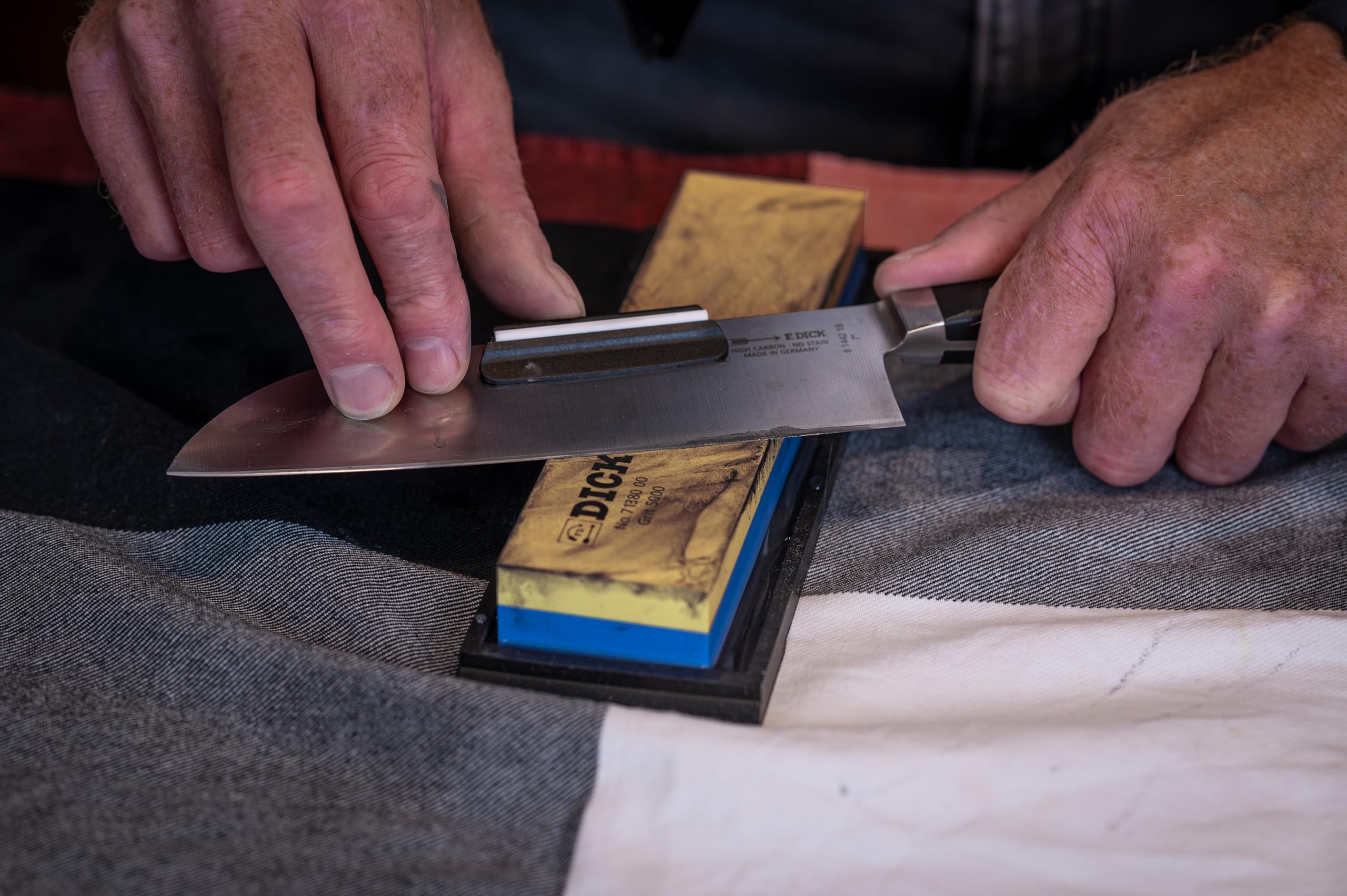 F. DICK Pietra affilatrice a grana 3000/5000, smerigliatrice a umido, con supporto angolare, molto resistente, per una perfetta affilatura, affilatura in spugna, affilatura 71380000, blu