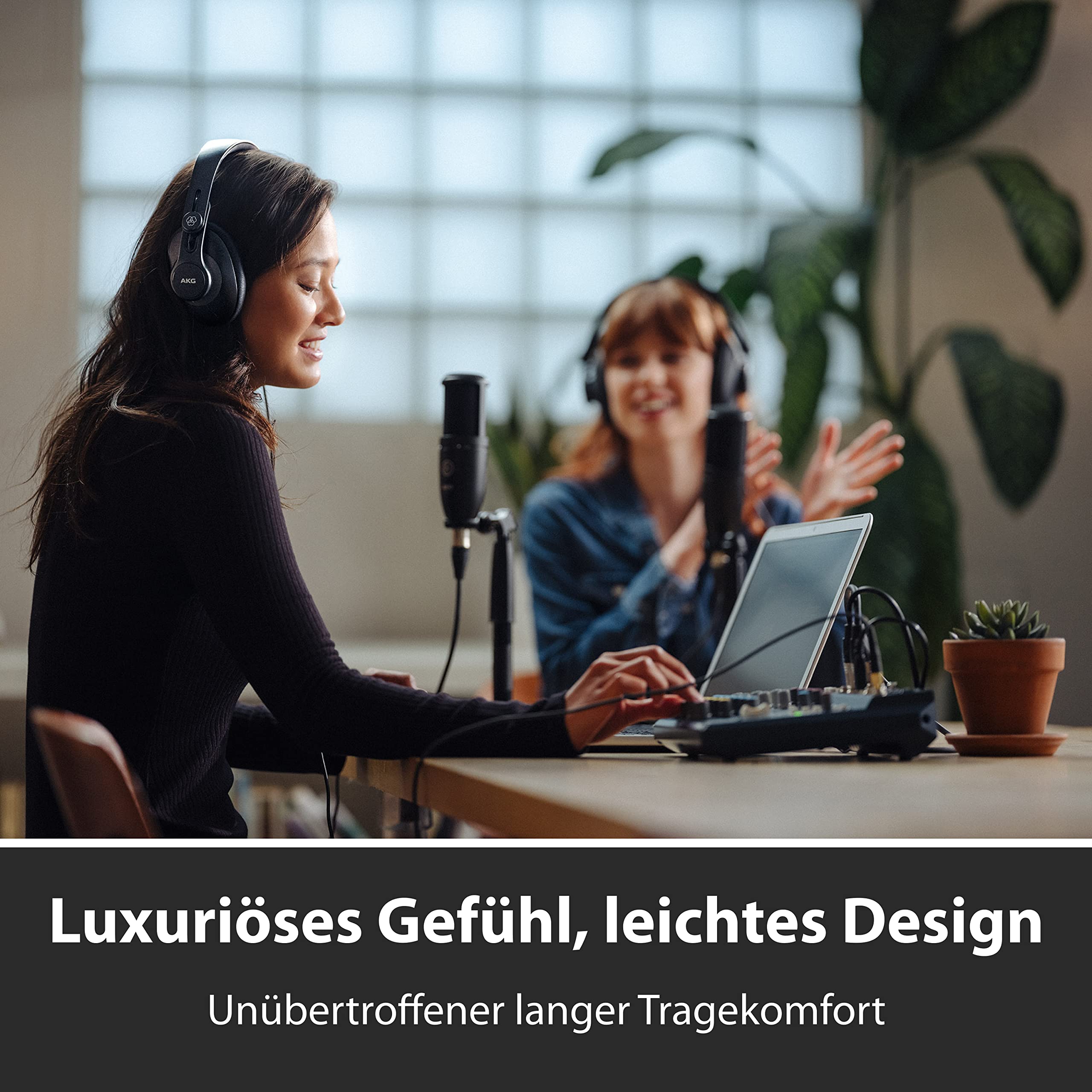 AKG K371 Studio-Kopfhörer, geschlossener Over-Ear-Kopfhörer für professionelle Anwendungen, leicht und faltbar mit 8-Positionen-Scharnieren, hochwertig isolierende Ohrpolster - Schwarz