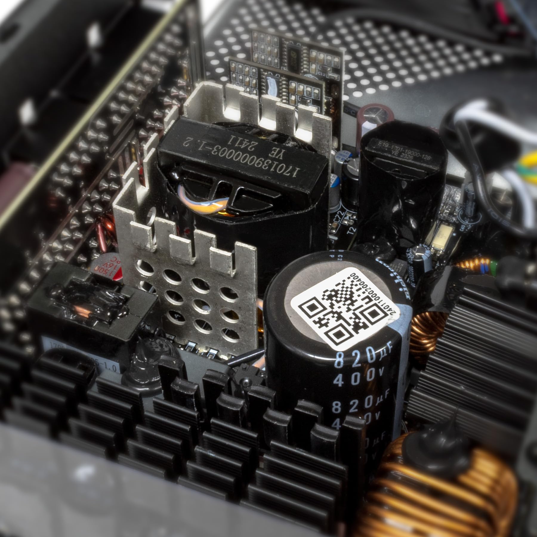 ABYSM Gaming Alimentatore MORPHEO GX5 1300 W ATX 3.1, Cybenetics Platinum, 80 Plus Gold, Full Modular, PCIe 5.1 16‑Pin. Ideale per PC Gaming di fascia alta (RTX 4090 / RX 7900)