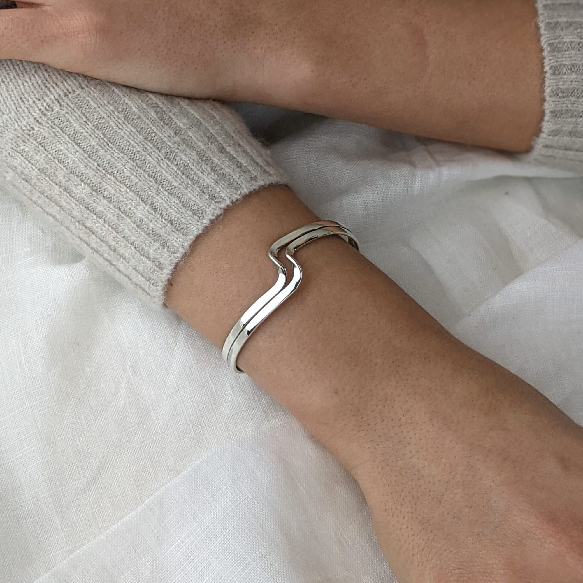 Silverly Bracciale Rigido Ondulato in Argento Sterling 925 per Donna | Bracciale Rigido Moderno a Doppia Fila con Motivo Ondulato | Bracciale Curvo Spesso | Gioielli Scultorei Minimalisti ed Eleganti
