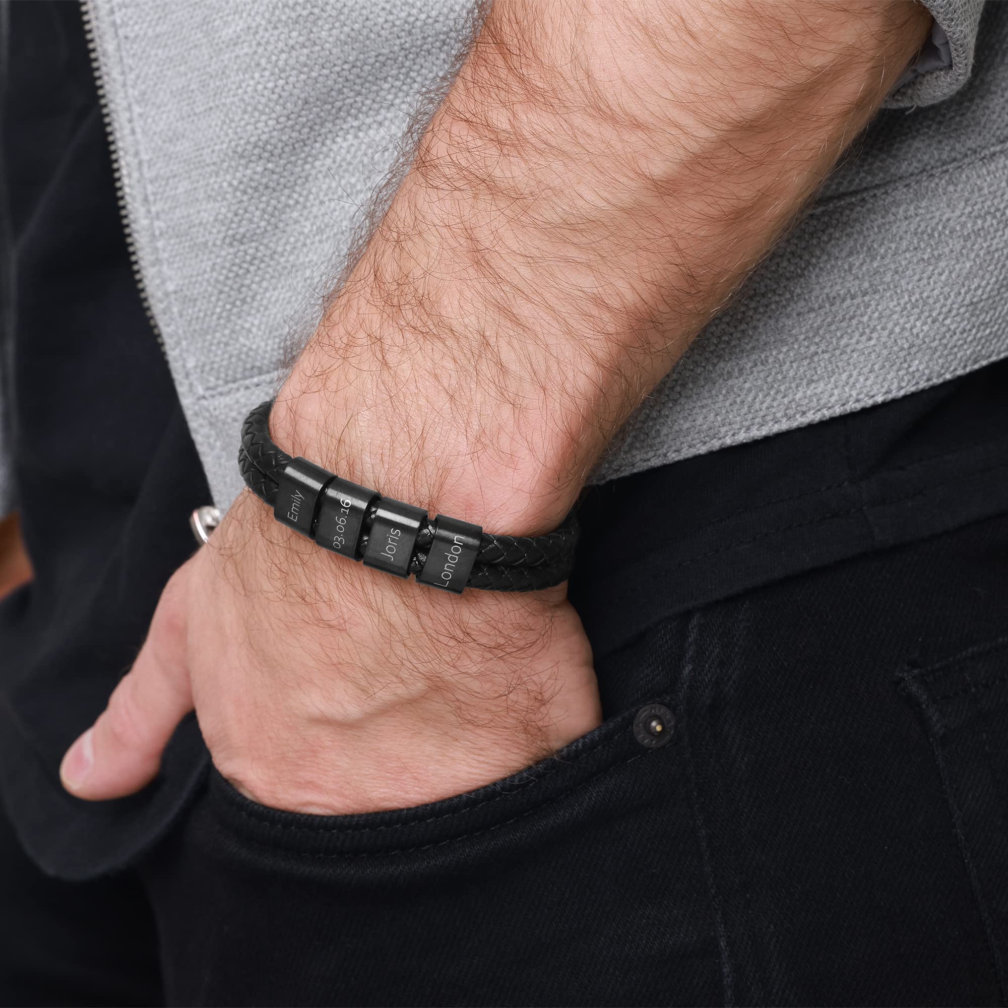 Heideman Armband Herren aus Leder schwarz matt - Lederarmband Elian mit schwarzen Gravurplättchen für Männer - Personalisiertes Geschenk
