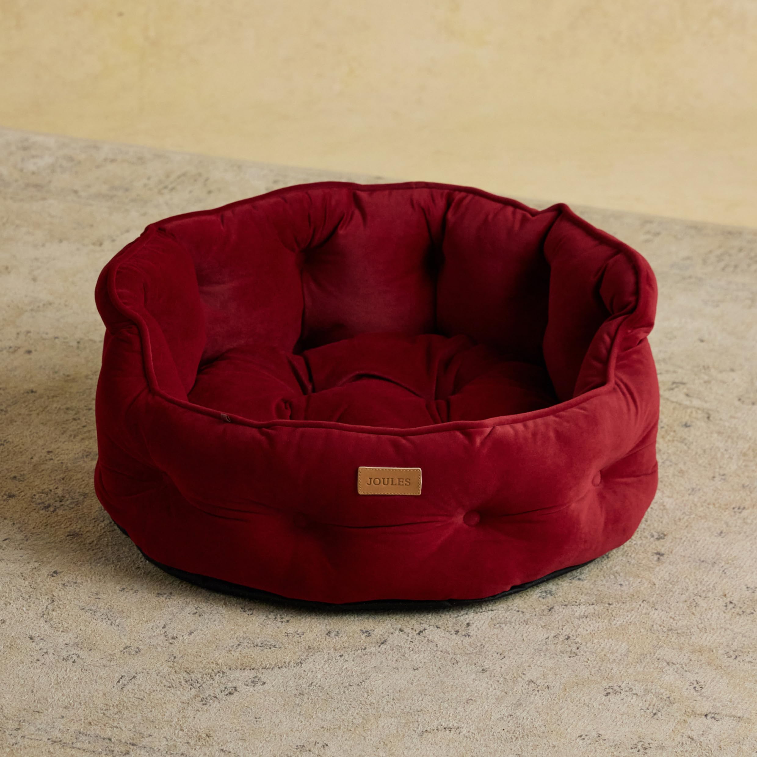 Rosewood x Joules - Cama Chesterfield para Mascotas, Grande, Cama de Terciopelo de Lujo para Perro con Base Antideslizante, Acolchado Adicional y cojín de Apoyo, diseño Elegante Inspirado en el sofá