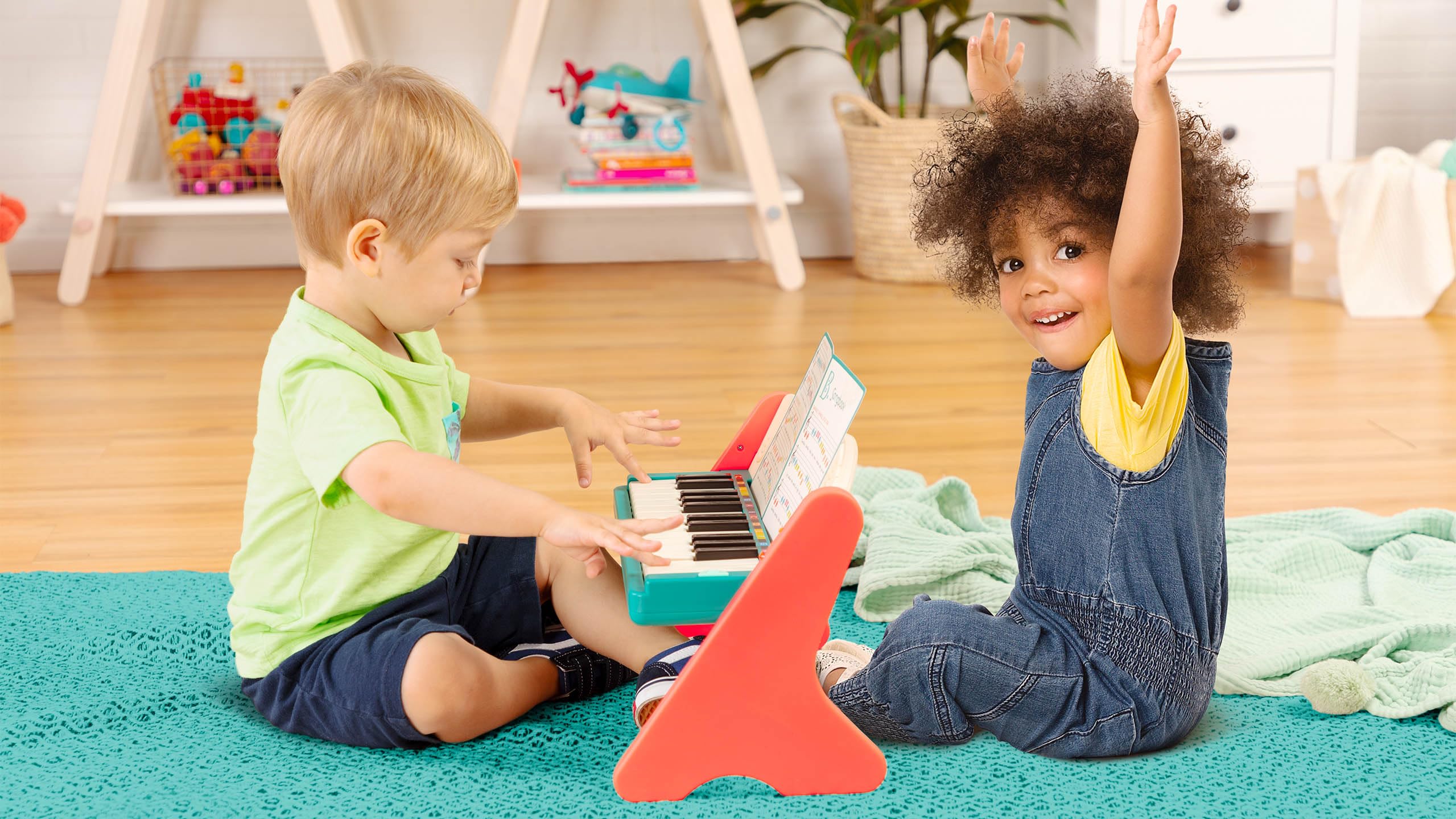 B. toys Spielzeug Klavier aus Holz mit Liederbuch, Piano Holzspielzeug, Musikspielzeug, Musikinstrument zum Klavier Spielen Lernen für Kinder ab 3 Jahren