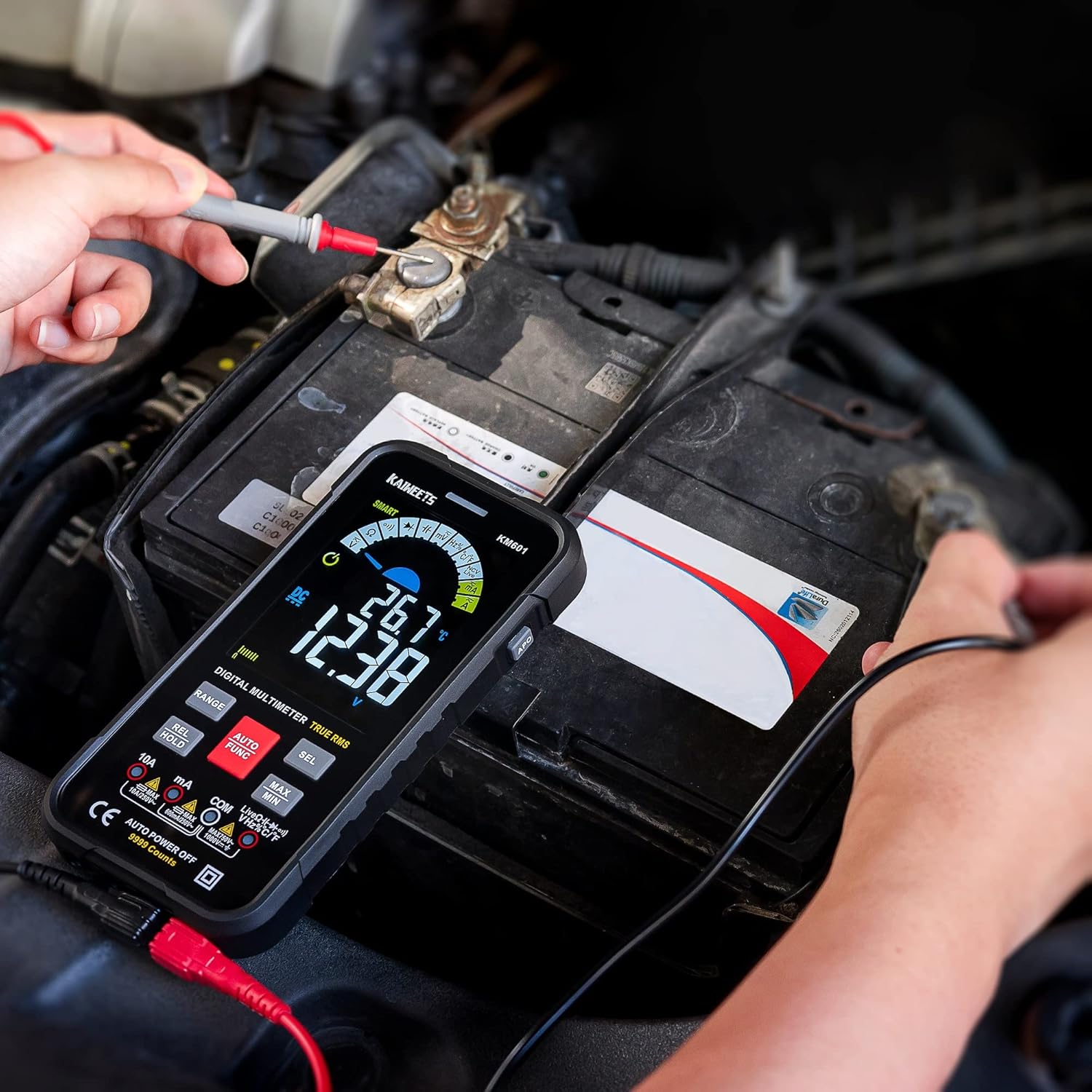 KAIWEETS KM601 Multimeter being used to measure a car battery
