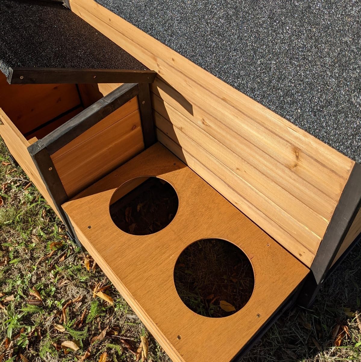 Animal Valley – Casita para perros Beauceron con techo vegetal – Madera y Shingle – 115 x 105 x 105 cm – Talla M – Beige y negro – para perros medianos