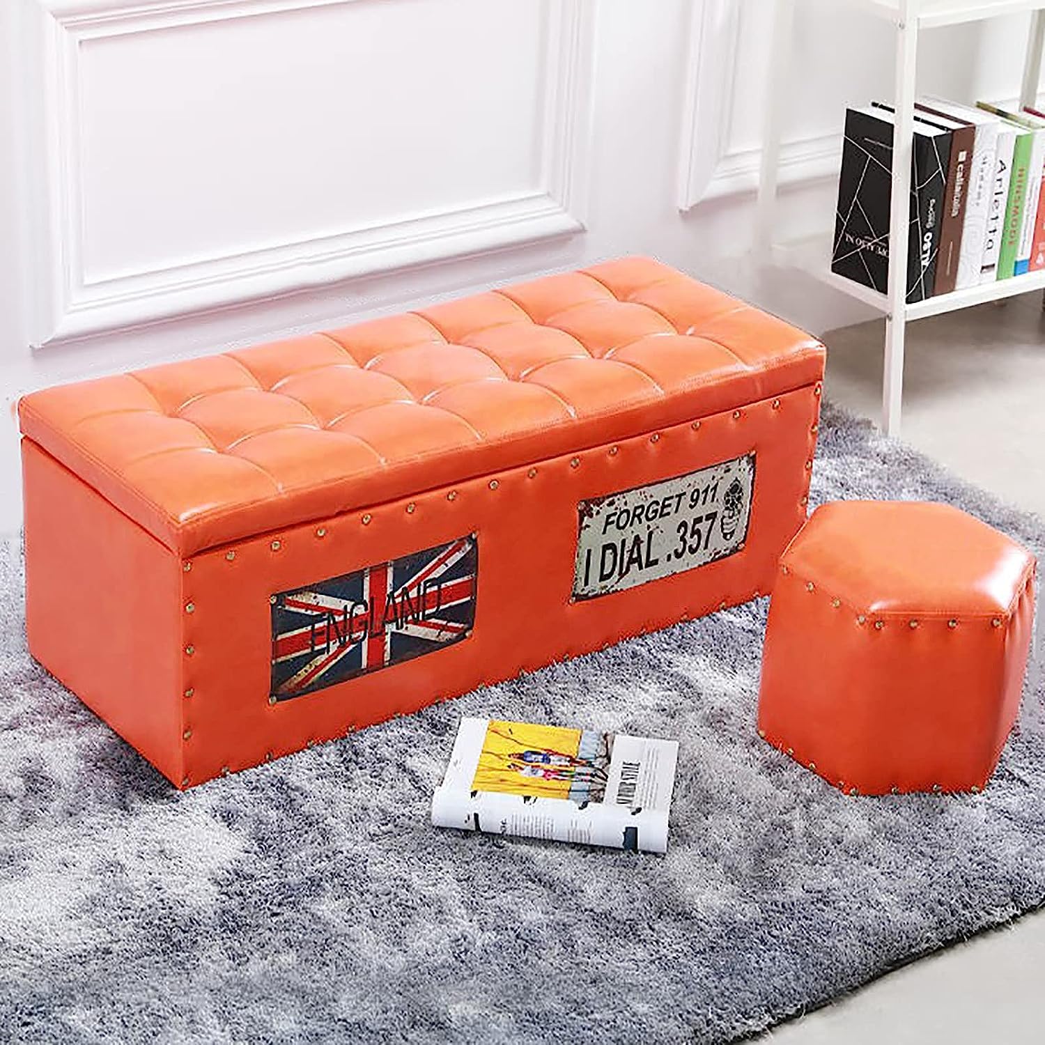 Petit repose-pieds et banc de rangement orange pour un salon ordonné