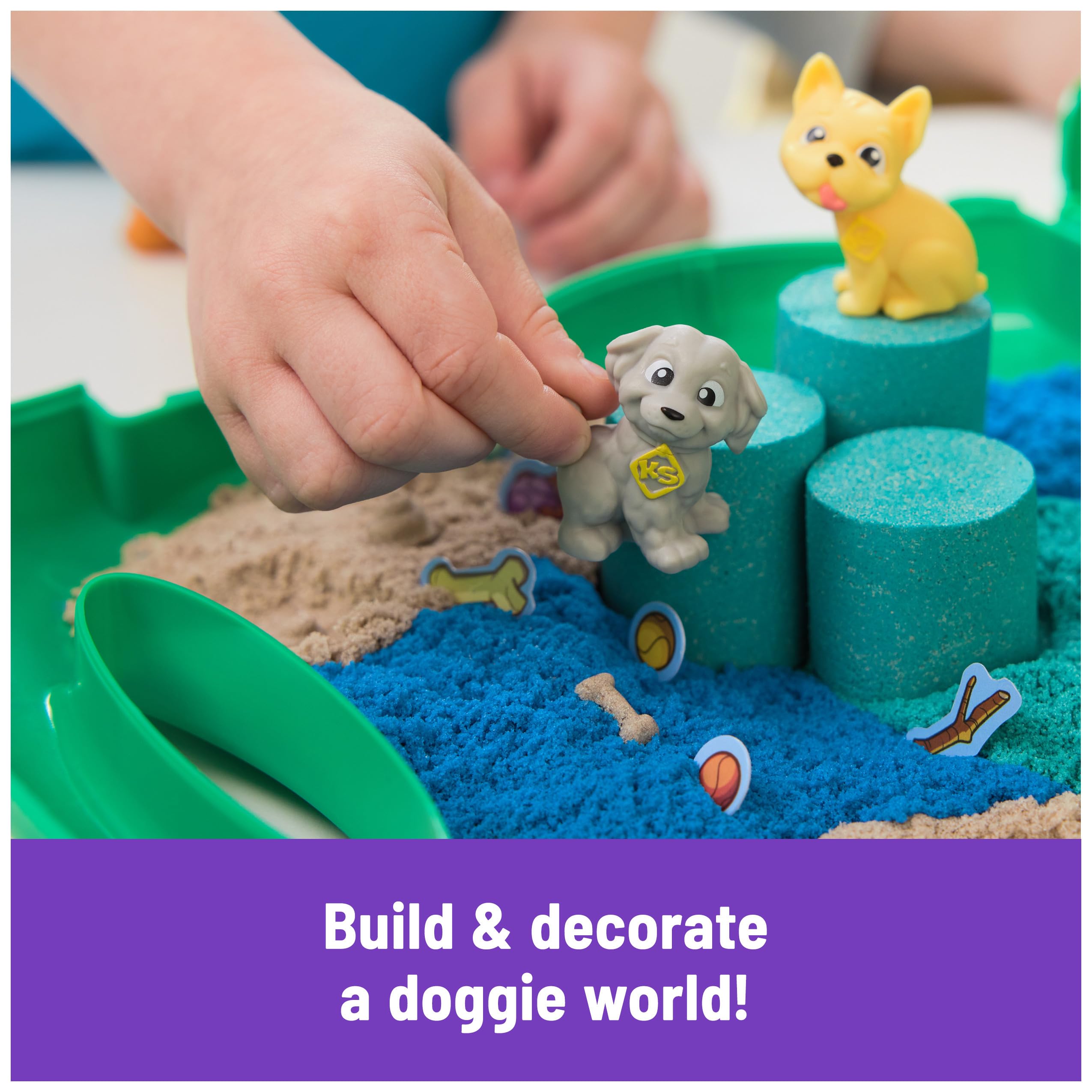 Kinetic Sand Walizka dla psów Park – 680 g piasku, 3 psy, 2 narzędzia do piasku i akcesoria, od 3 lat