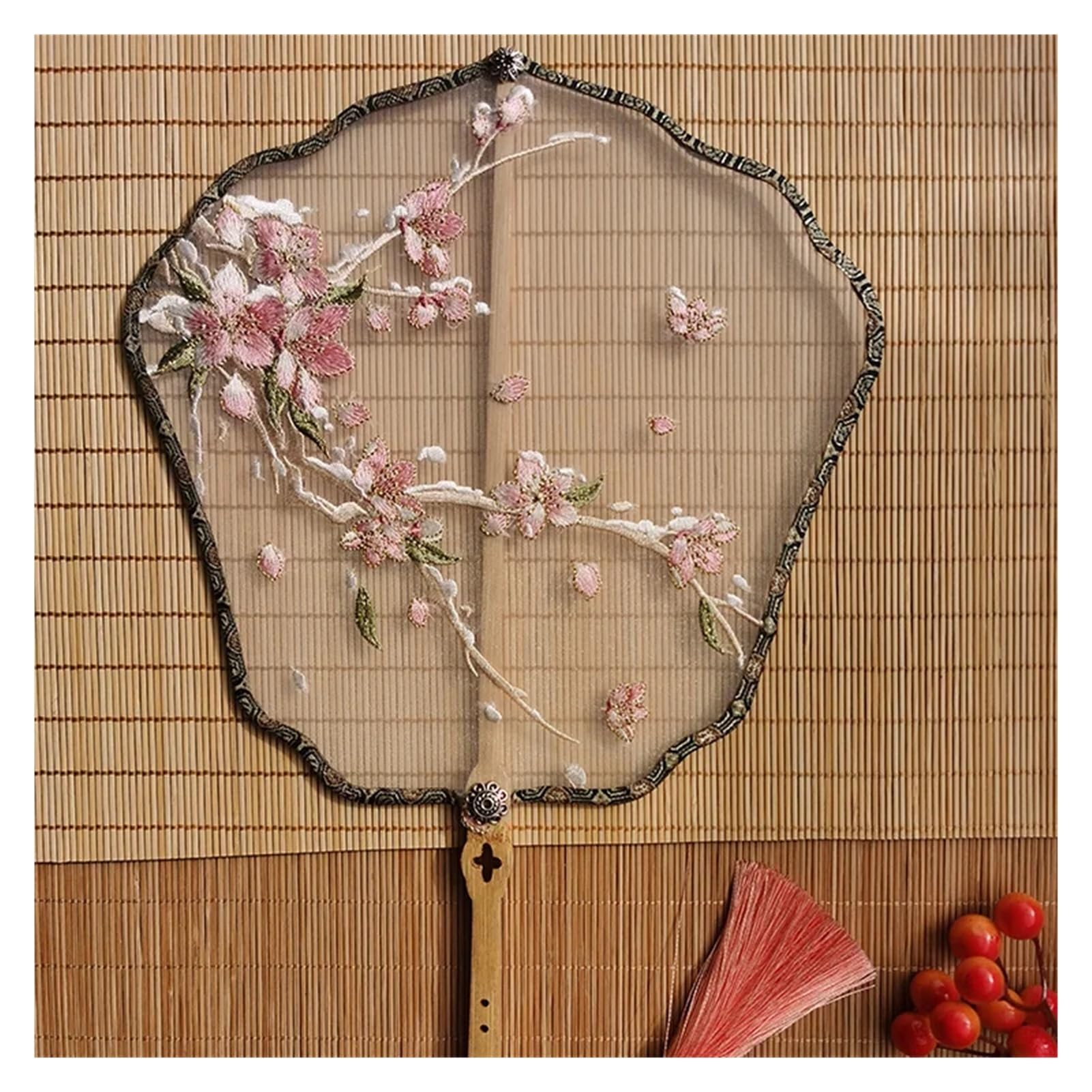 Éventail brodé pour femme en soie artisanale avec pompon style ancien Hanfu de prestige Color4