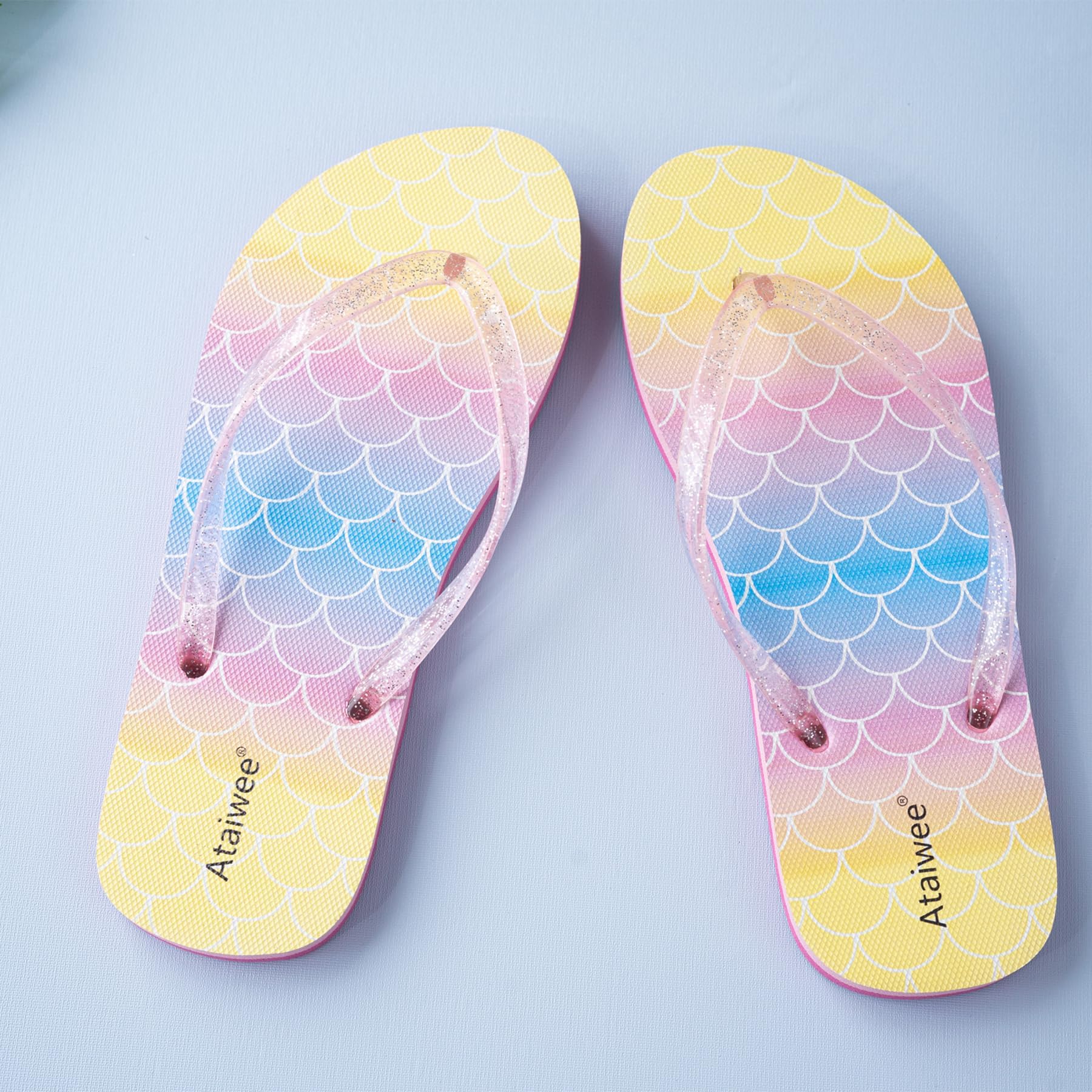 Ataiwee Chanclas para niñas, sandalias de playa para niños pequeños y grandes, sandalias de colores estampados para niños.