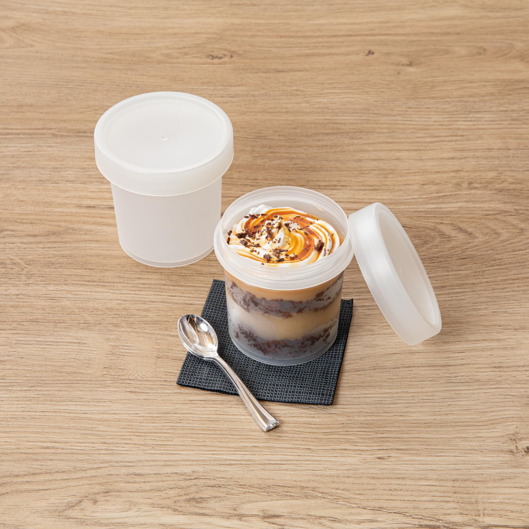 Restaurantware - Mini tazas de postre redondas de 10 onzas, 100 tazas desechables para pudín con tapas, duraderas, apilables, tazas de parfait de plástico transparente con tapas, para llevar postres y