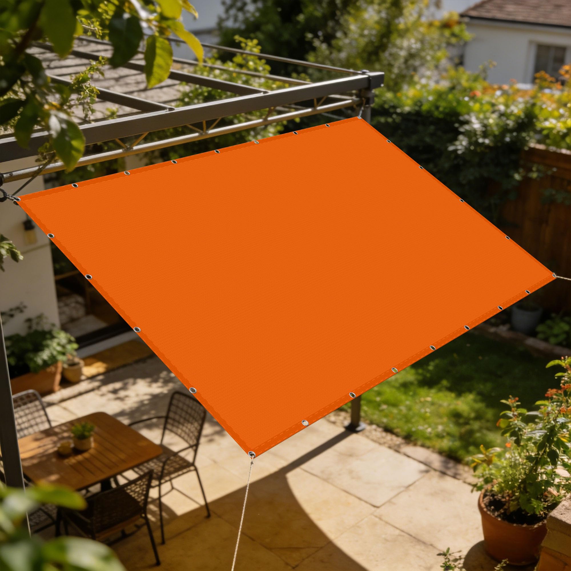 Toile d'ombrage grand format pour abriter le mobilier de jardin de la pluie
