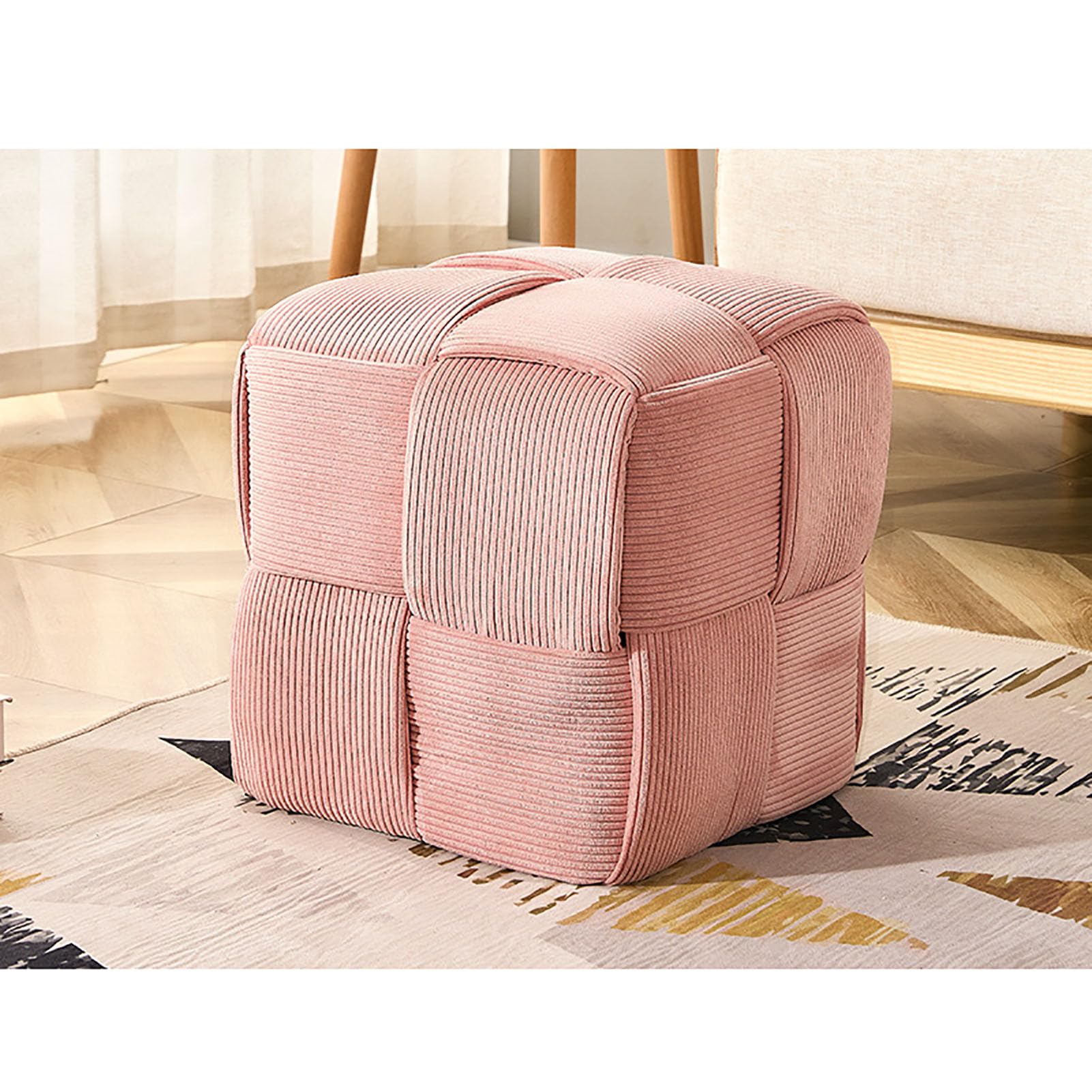 Pouf cube tissé rose : la solution gain de place pour un tabouret de salon et repose-pieds