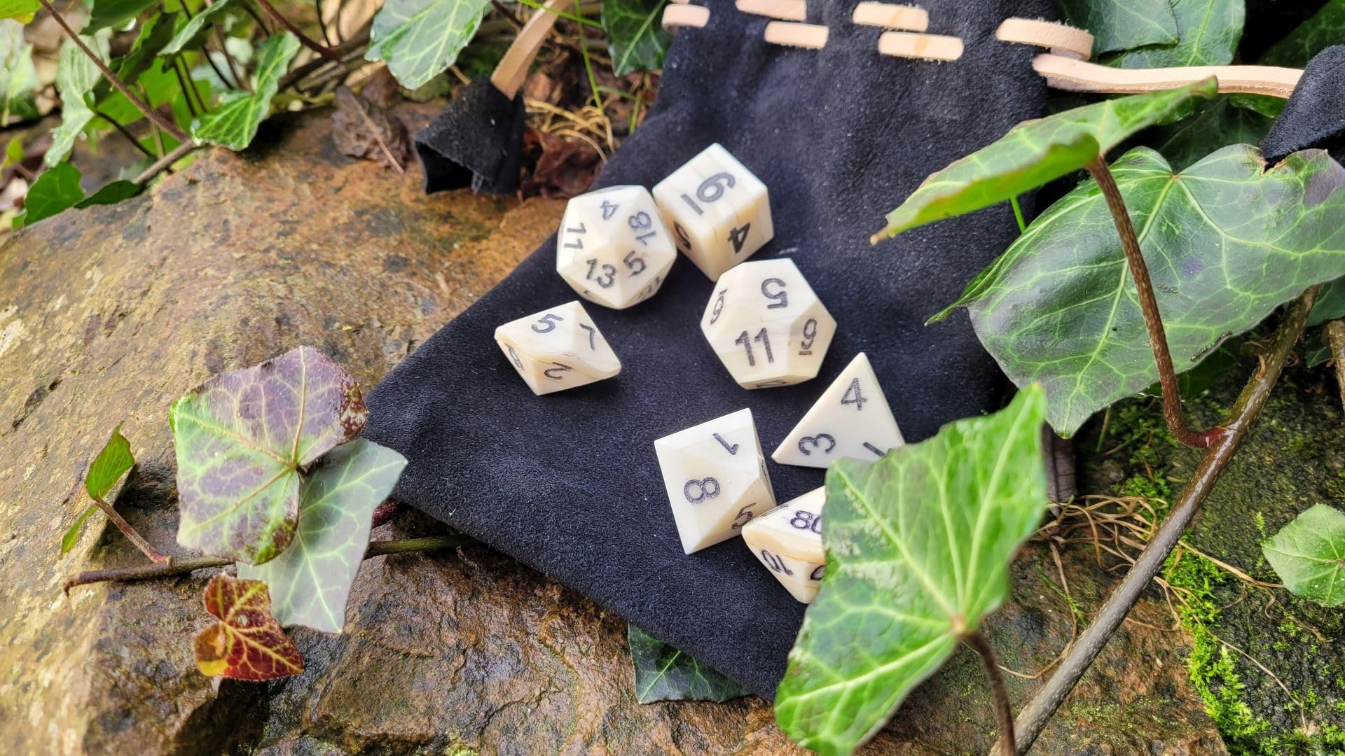 Juego de rol medieval de 7 piezas de hueso hecho a mano, con funda de piel negra, dados W4-W100, números grabados, producto natural (hueso)