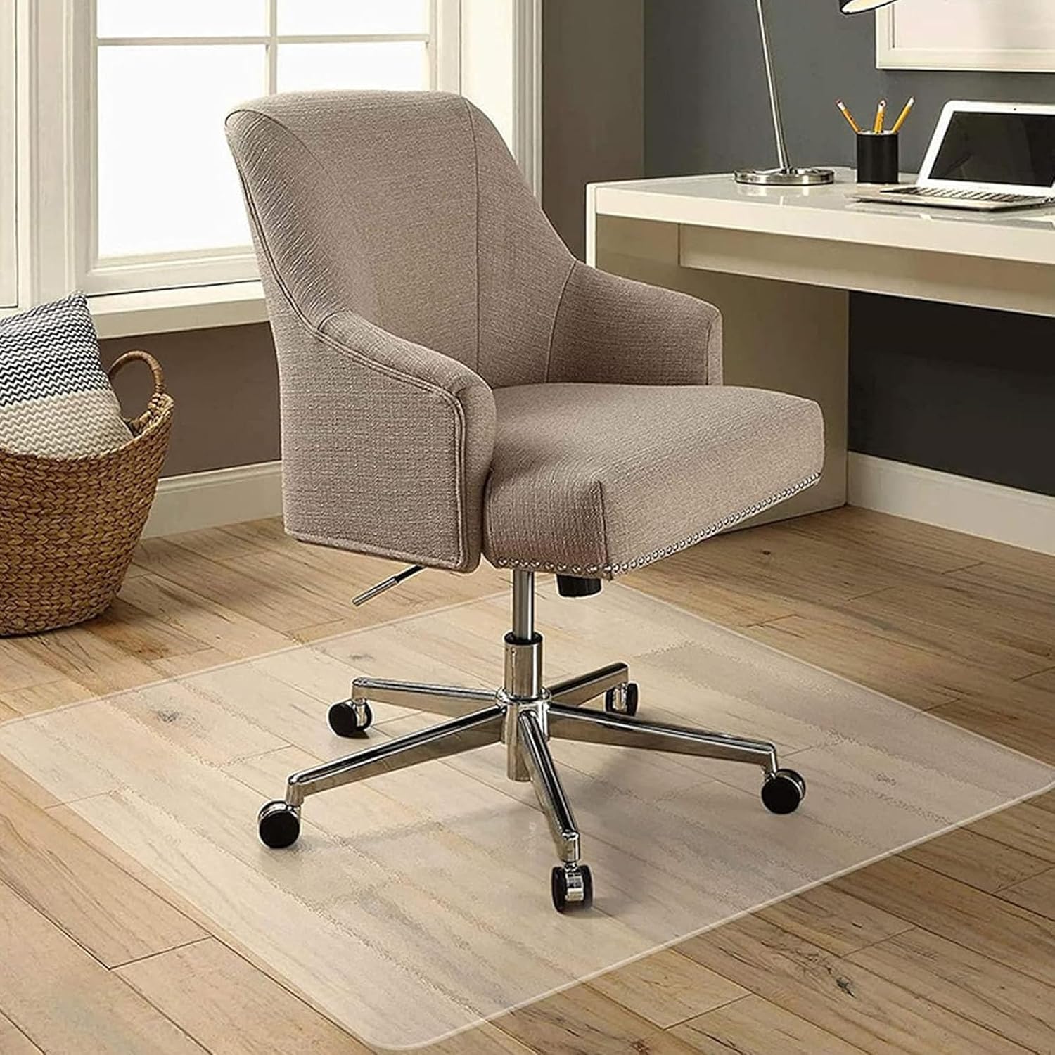 高級オフィスチェアマット（堅木張りの床用） - 回転椅子用滑り止めカーペットプロテクター 勉強部屋用フロアマット 100x140cm  オフィスチェアマット 厚手 滑り止め カーペットプロテクター 木製・タイル床用 傷防止 モダンデザイン 100x140cm 家庭・オ 堅木張りの床 の  ... オフィスチェアマット ハードウッドフロア用 滑り止め PVC カーペットプロテクター 110x150cm (43.3x59インチ)