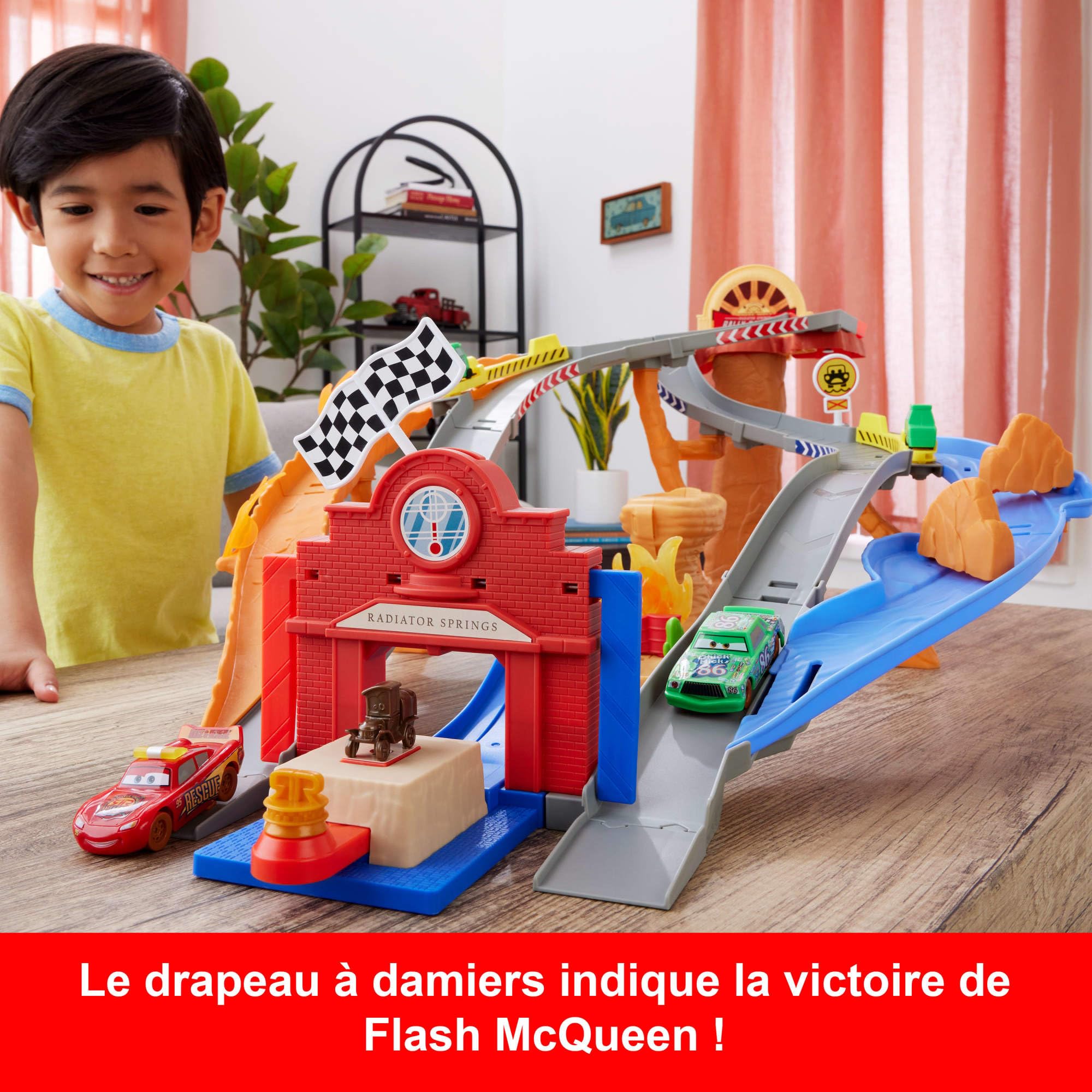 Mattel Cars Coffret Piste de Course Rescue Road Course de Radiator Springs avec Flash McQueen, Chicks Hicks et 2 véhicules Pitty, 2 façons de jouer, JFL57