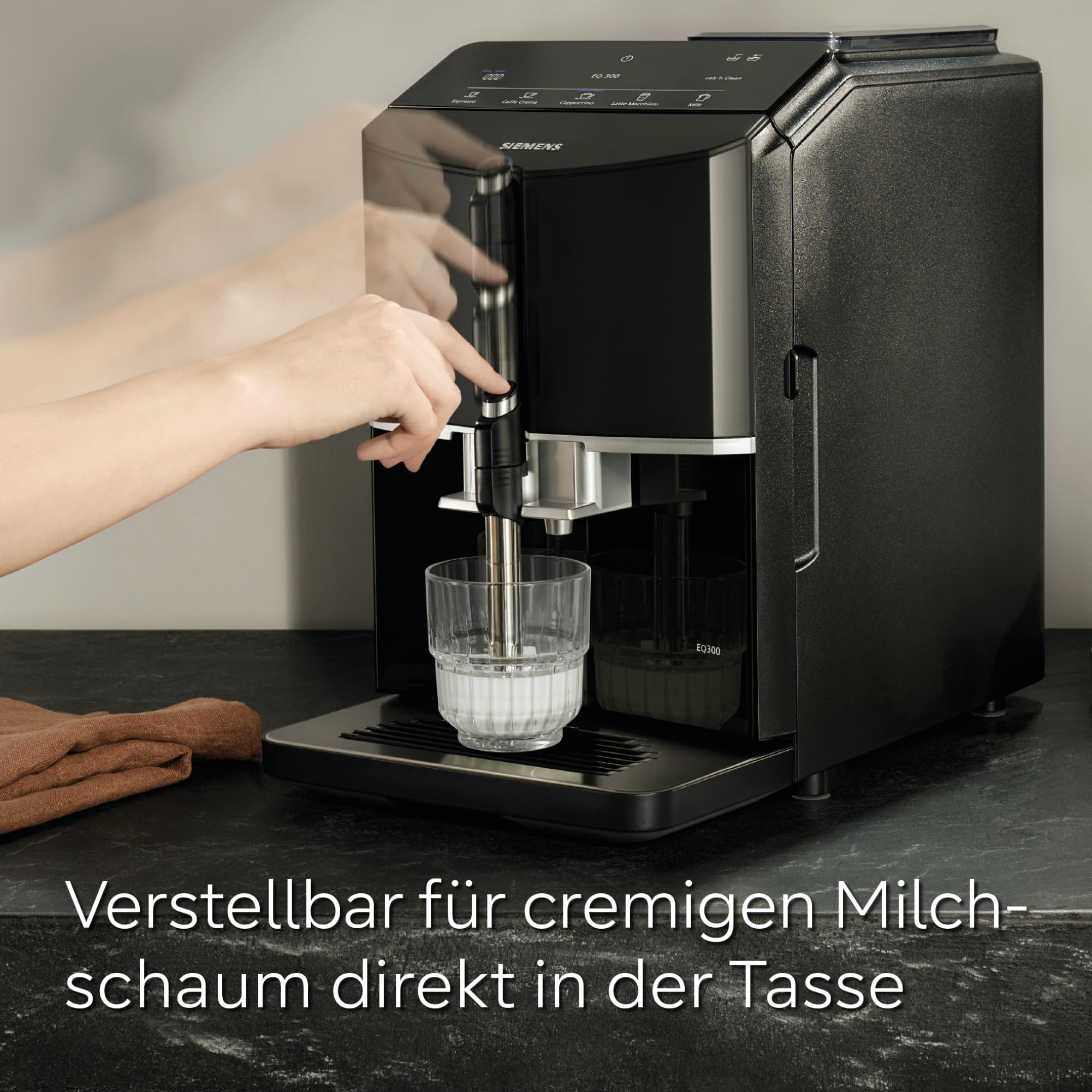 Siemens Kaffeevollautomat EQ300, Milchaufschäumdüse für Cappuccino, Latte Crema, 5 Kaffee- und Milchgetränke auf Knopfdruck, entnehmbare Brüheinheit, einfache und schnelle Reinigung, Schwarz, TF301E19