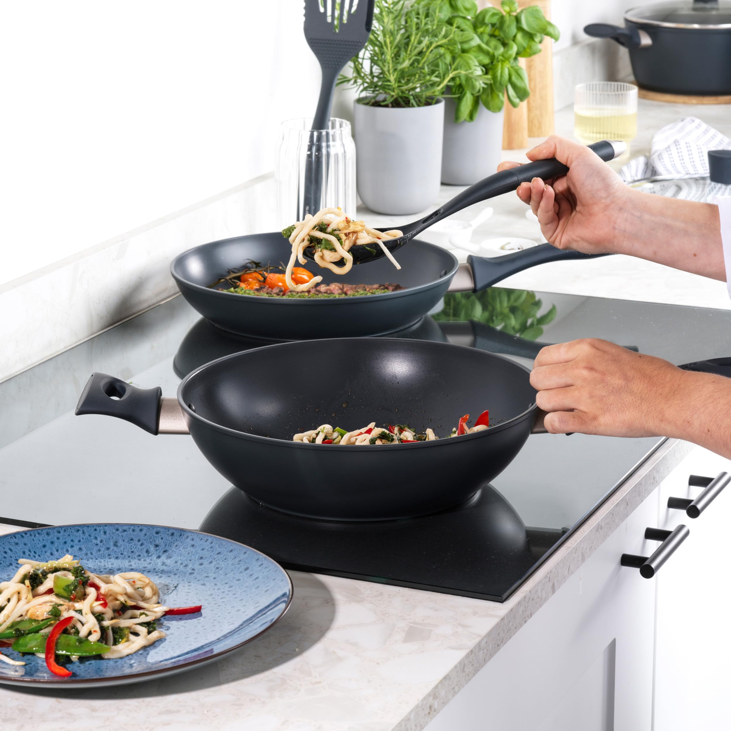 Salter BW12267EU7 Wok antiadherente de 28 cm - Sartén para freír, apto para inducción, incluye tapa y rejillas de ventilación de vidrio templado, poco/sin aceite, sin PFOA, azul gris