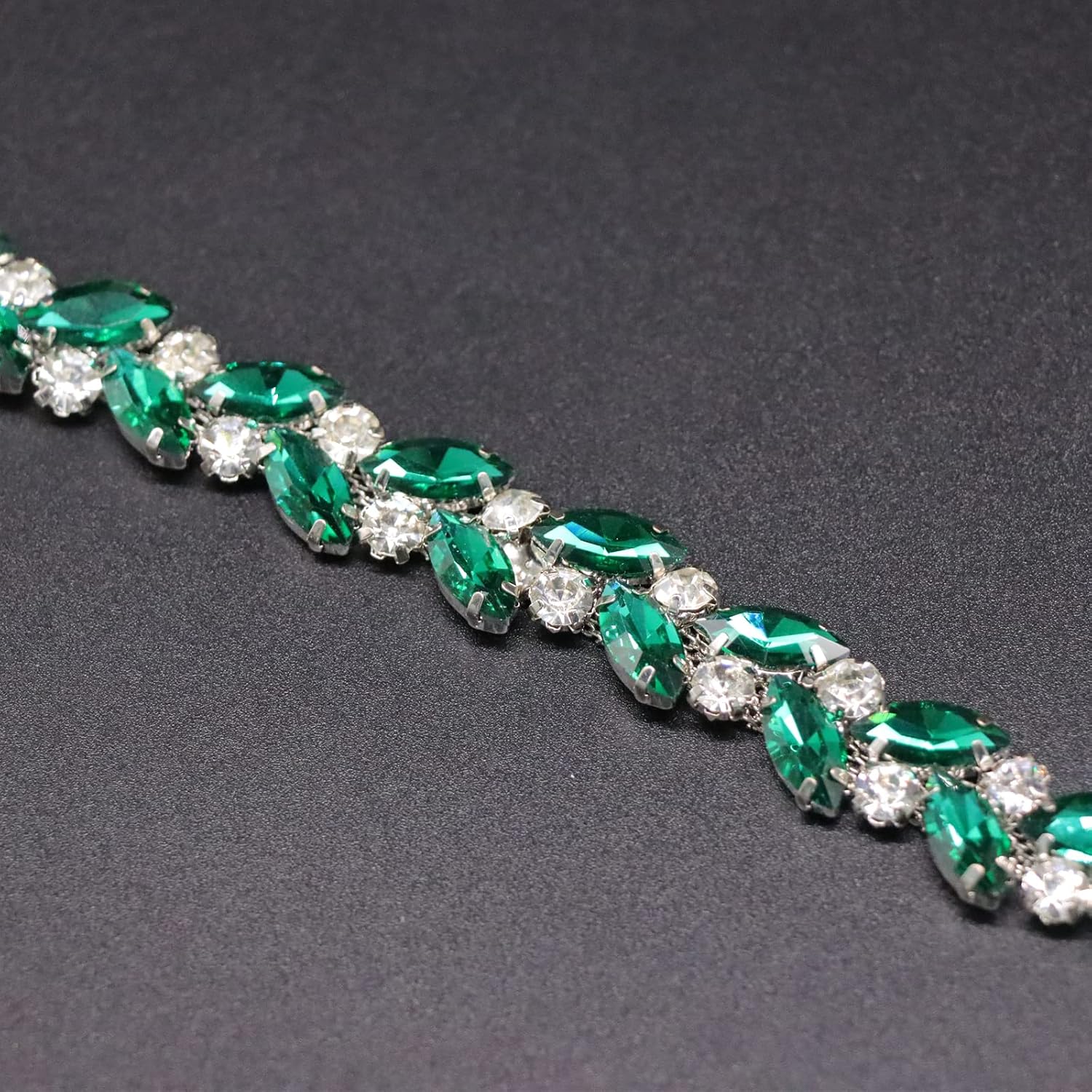 Jerler 1 Yard Rhinestone Trim, Crystal Rhinestone Chain Applique, Ideal for DIY Decoration and Wedding Clothing Embellishments, 0.6" Width (Green)