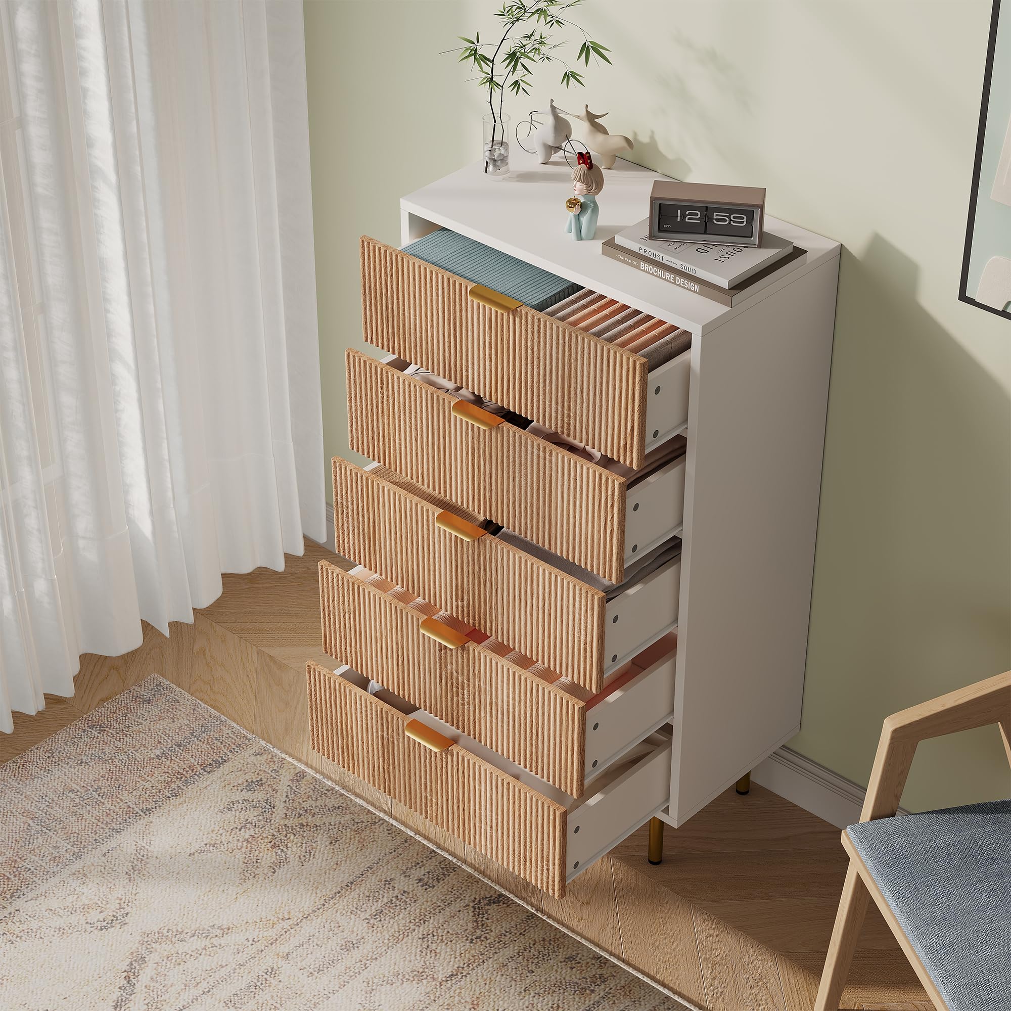 Komoda z 5 szufladami, 60 x 34 x 109,8 cm, szafka do przechowywania ze złotymi uchwytami i nogami, komoda z drewnianymi pionowymi paskami, nowoczesny styl, do salonu, przedpokoju, biała