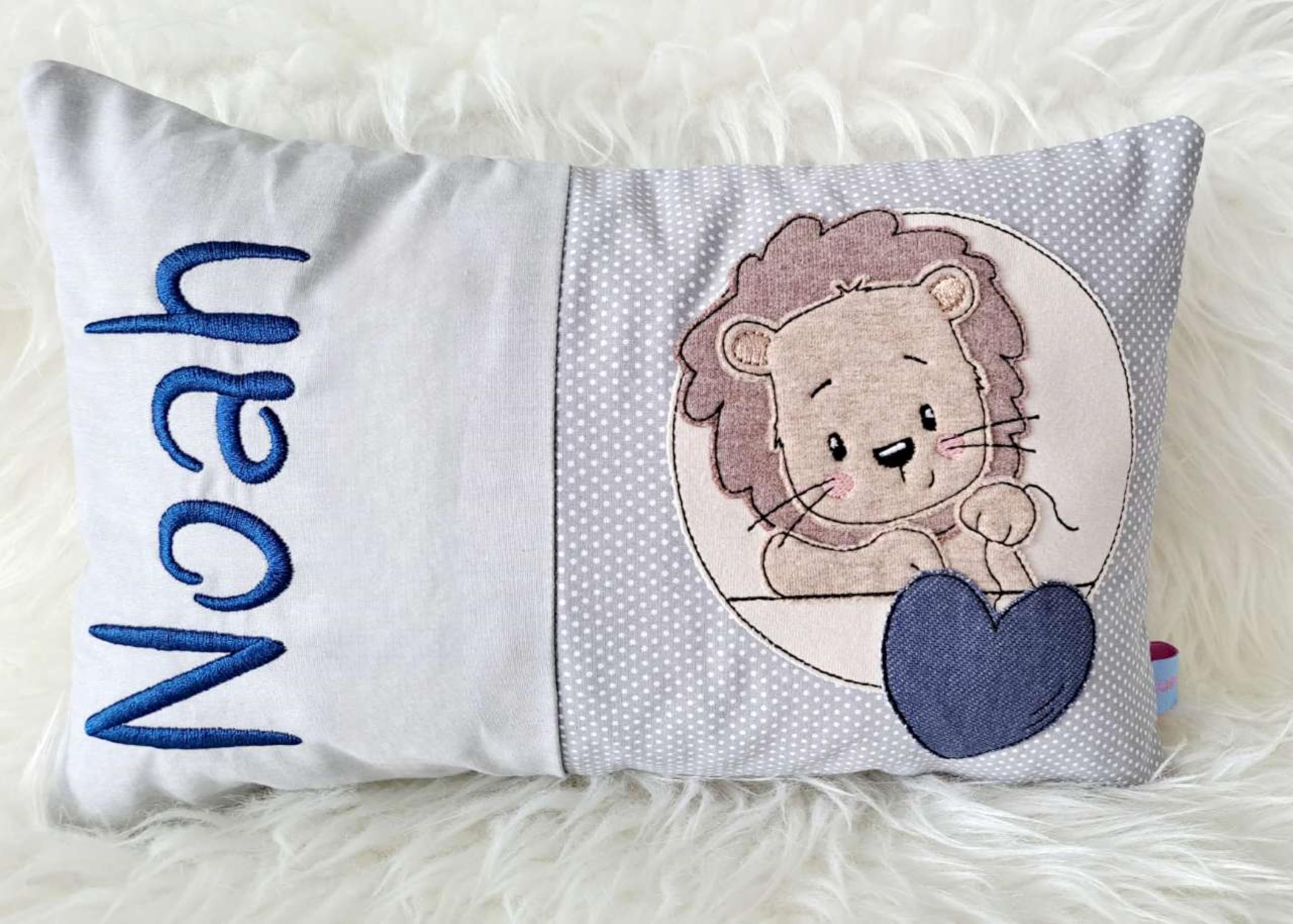 Personalisiertes Kissen zur Geburt und Taufe | Bestickt mit Namen und süßem Löwen | Baumwolle… (20cm x 30cm, Löwe)