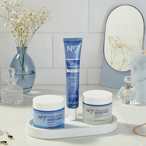 Miniatura 8 de No7 Lift & Luminate Crema de día de triple acción, crema facial antienvejecimiento SPF 30, ácido hialurónico y vitamina C, reafirma visiblemente la