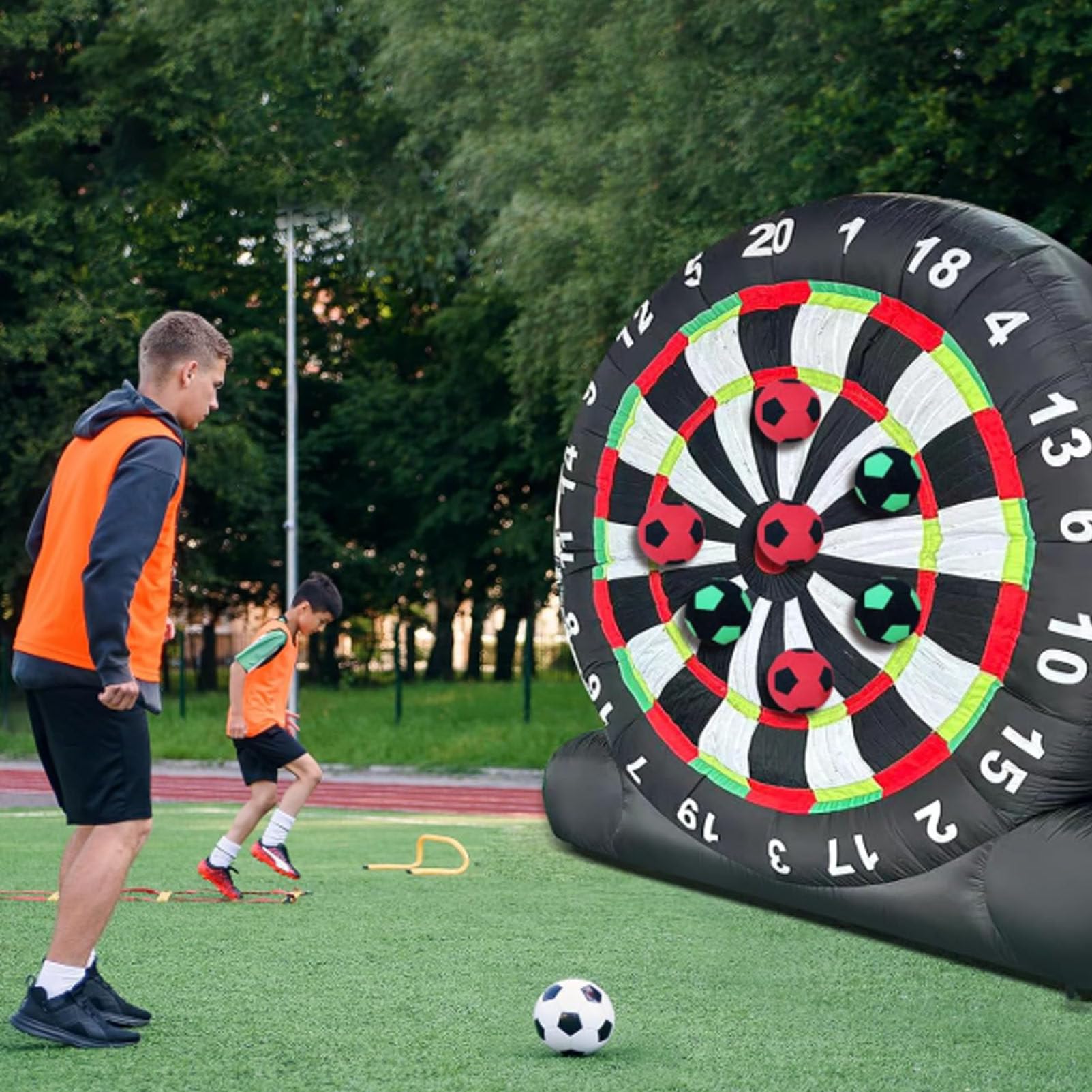 Jeu de fléchettes de football gonflable géant d'extérieur avec 8 ballons de football et souffleur de 350 W Jeu de but de fléchettes de football gonflable géant pour jeu de sport de cible 3M/10FT