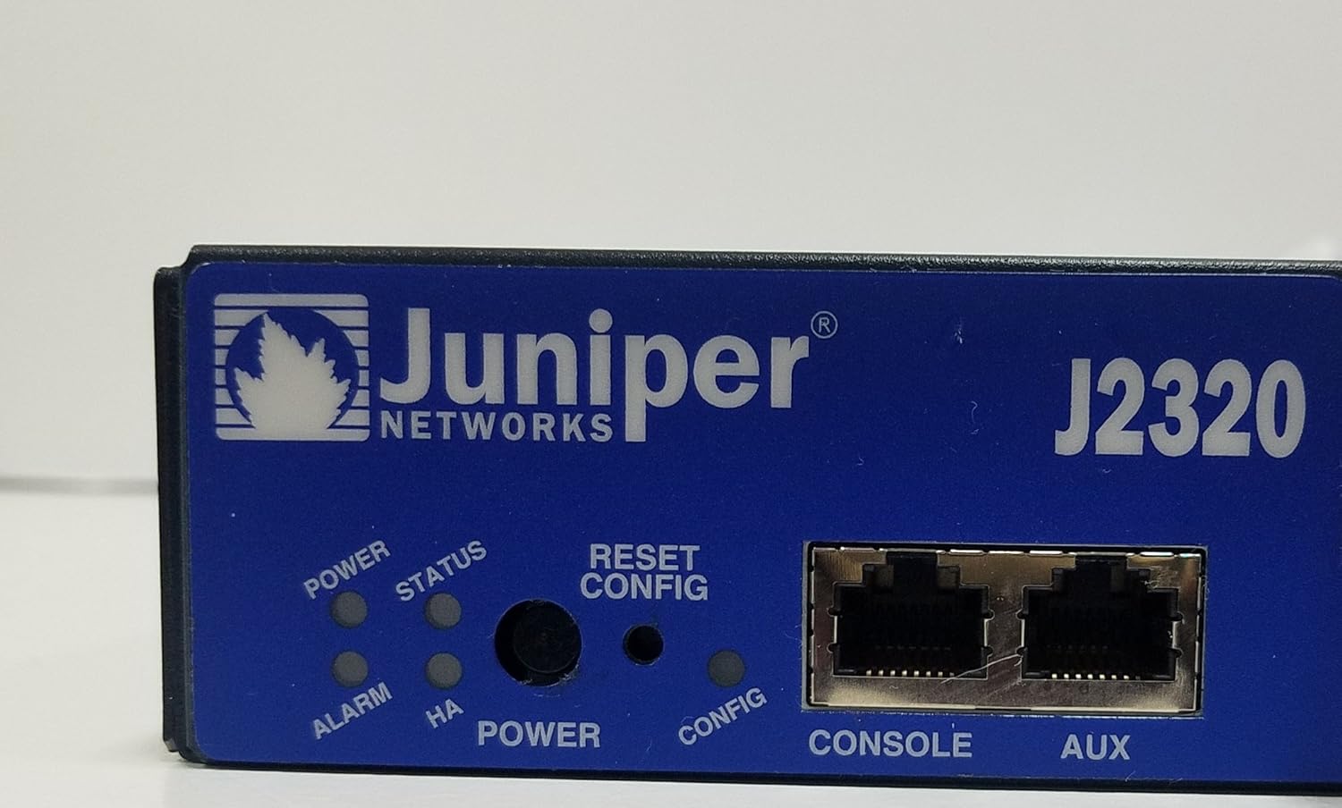 Krupni plan prednje ploče Juniper J2320 s portovima za napajanje, status, resetiranje, konzolu i pomoćne portove