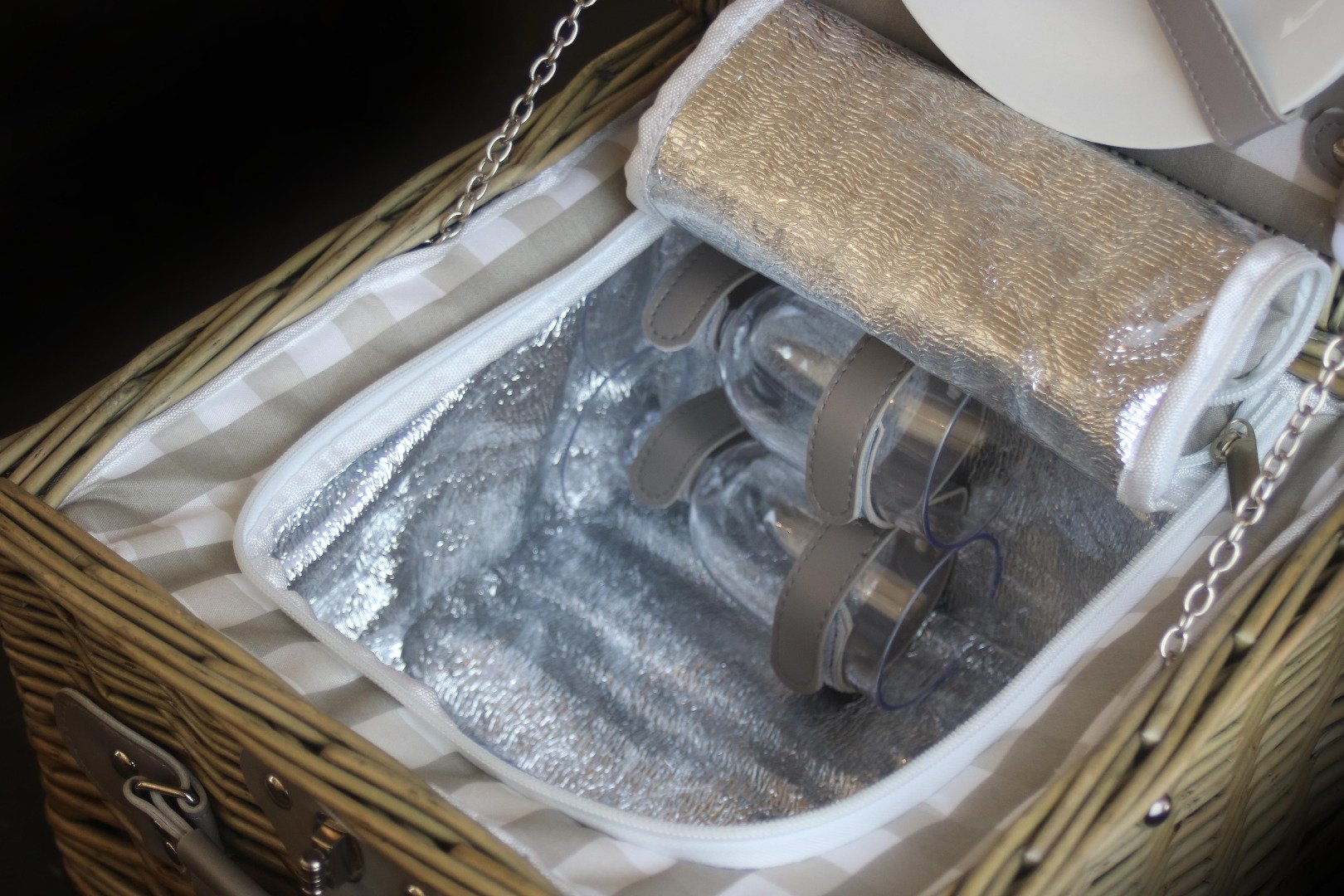 2 Personas gris de Cuadros Ajustado Mimbre Sauce Picnic Cesta de regalo con enfriador CUBIERTOS PLATOS