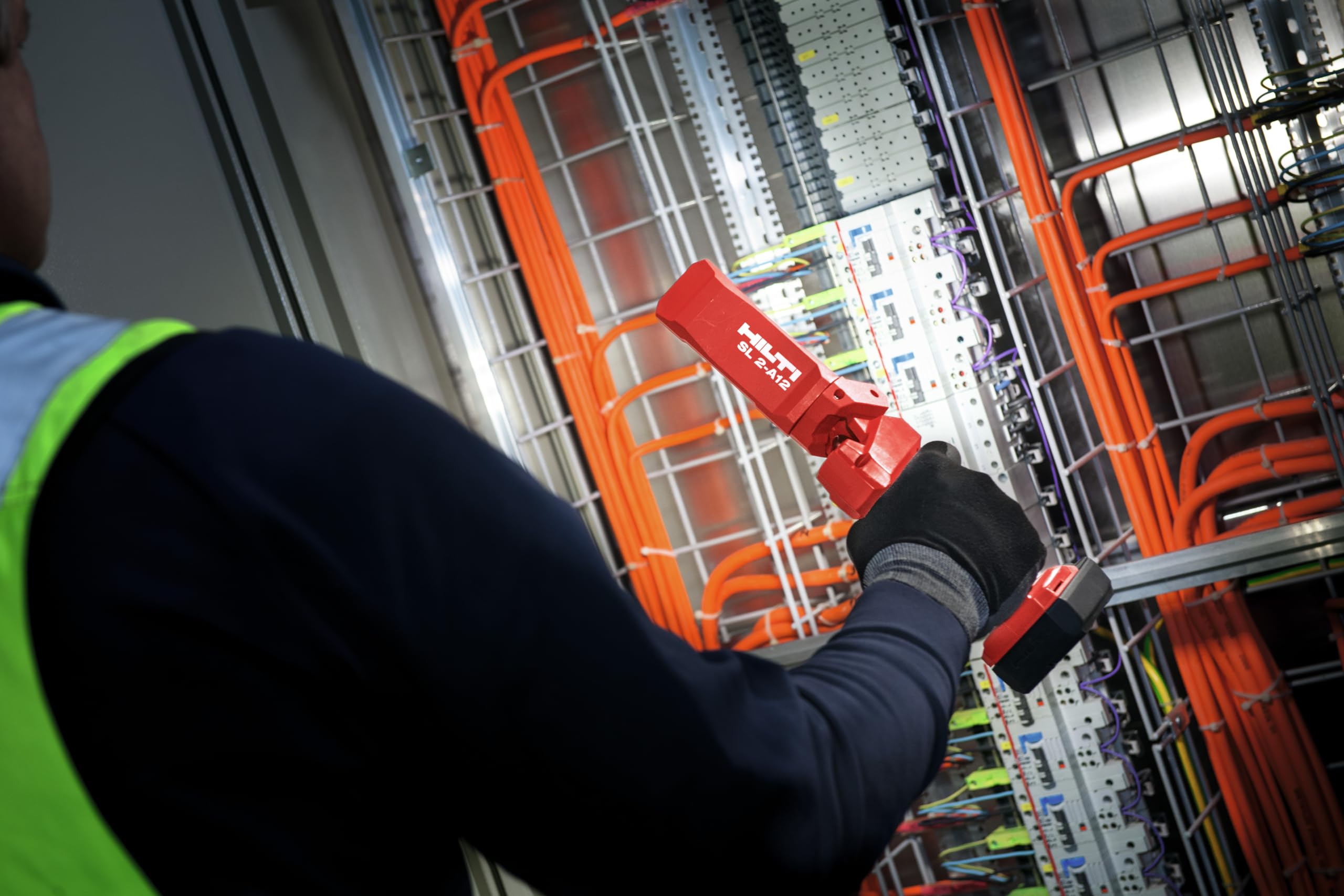 Hilti SL 2-A12 Lampada senza fili, testa girevole a 360 gradi, luce da lavoro per illuminare aree ristrette e di medie dimensioni, solo strumento (2163831)
