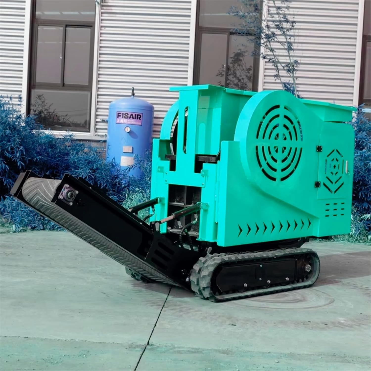 Compact Portable Tracked Mobile Crusher, Mini Rock & Concrete Crushing Machine, Mobile Aggregate Recycling Crusher for Quarry Mining, Road Construction & Demolition Projects