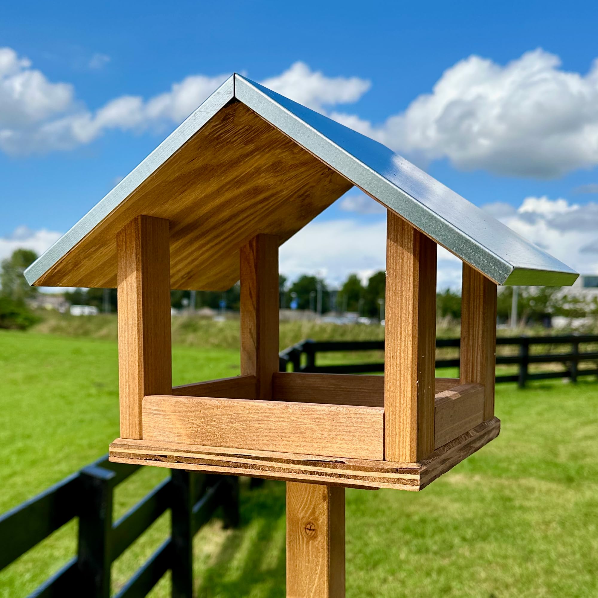 GARTENETAGE Selbststehendes Vogelhaus mit Metalldach – Wetterfestes Futterhaus aus Kiefernholz für Wildvögel, Garten, kleine und mittlere Vögel, leicht zu reinigen, robust & langlebig