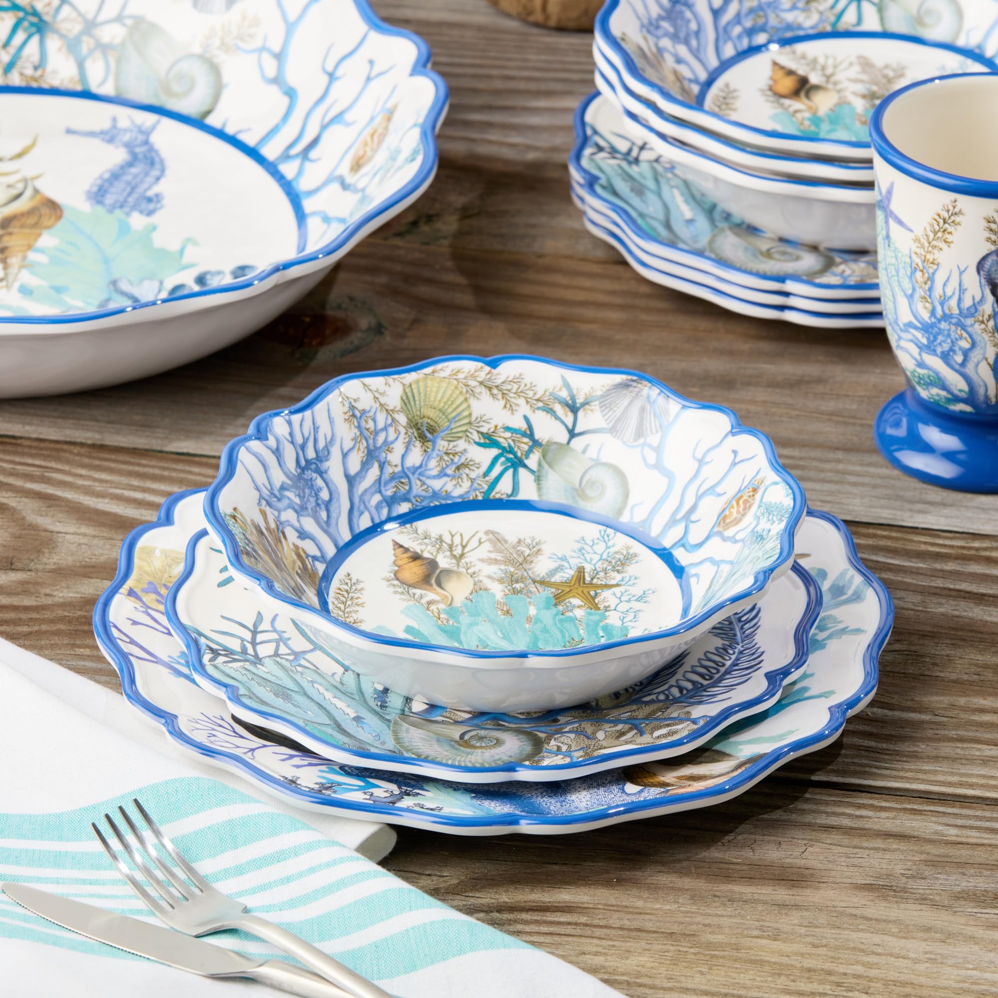 Blue Lagoon Melamin-Geschirr-Set, 12-teilig, Küsten-Korallen- und Muschel-Design, Service für 10,2–27,9 cm Speiseteller, 22,9 cm Salatteller und 800 ml Schüsseln – langlebig, leicht, BPA-frei