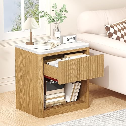 Miniatura 7 de Yusong Mesita de noche de madera acanalada, mesa auxiliar grande de 22 pulgadas con parte superior de madera de mármol sintético, modernas mesitas