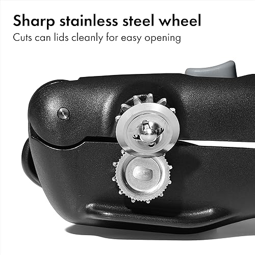 Miniatura 4 de OXO Good Grips Lock & Go Abrelatas, Abrelatas Manual con Brazos de Bloqueo y Botón de Liberación Fácil, Gadget de Cocina de Mano, Utensilio de