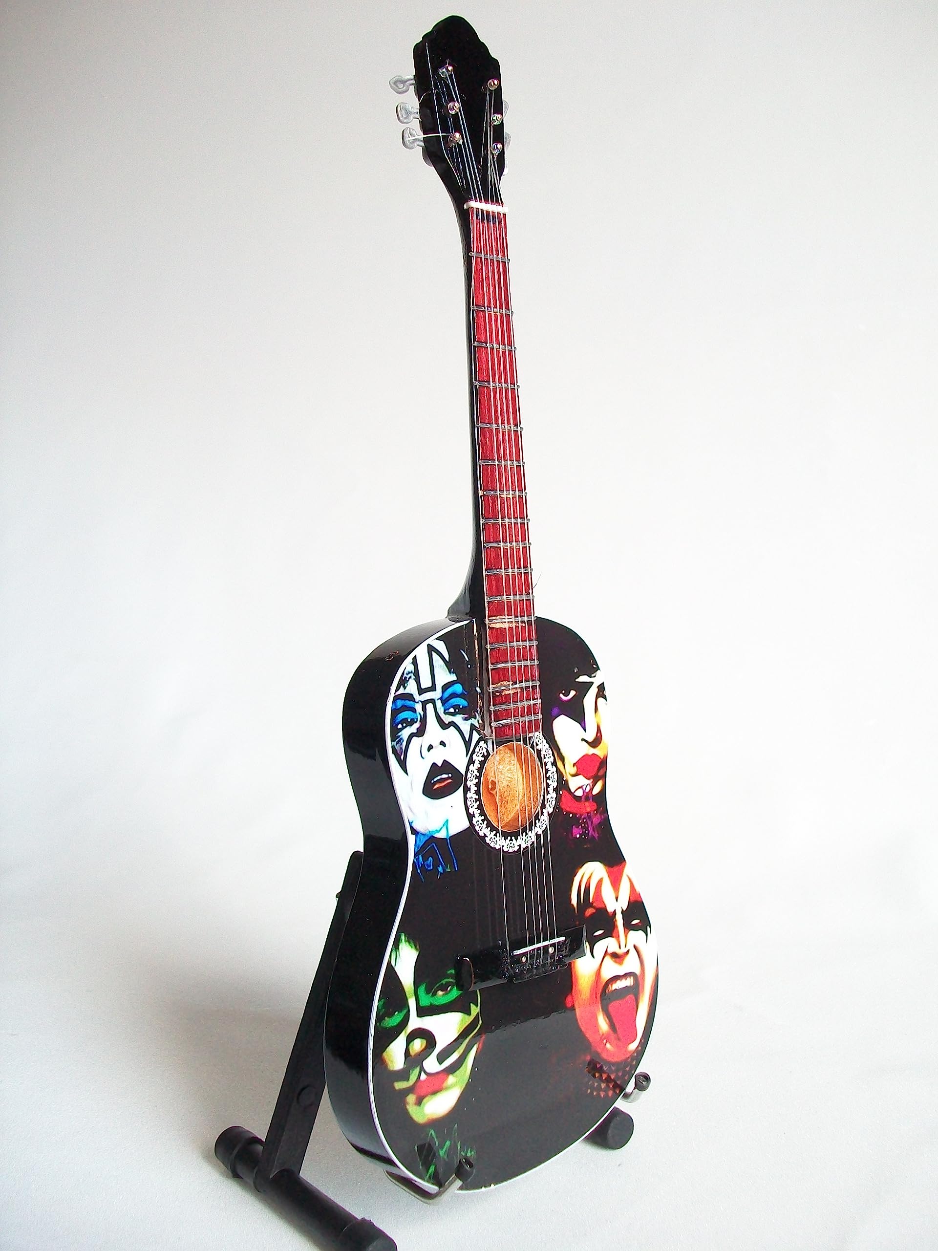 Akustische Miniatur-Gitarre mit Hommage an die Gruppe KISS