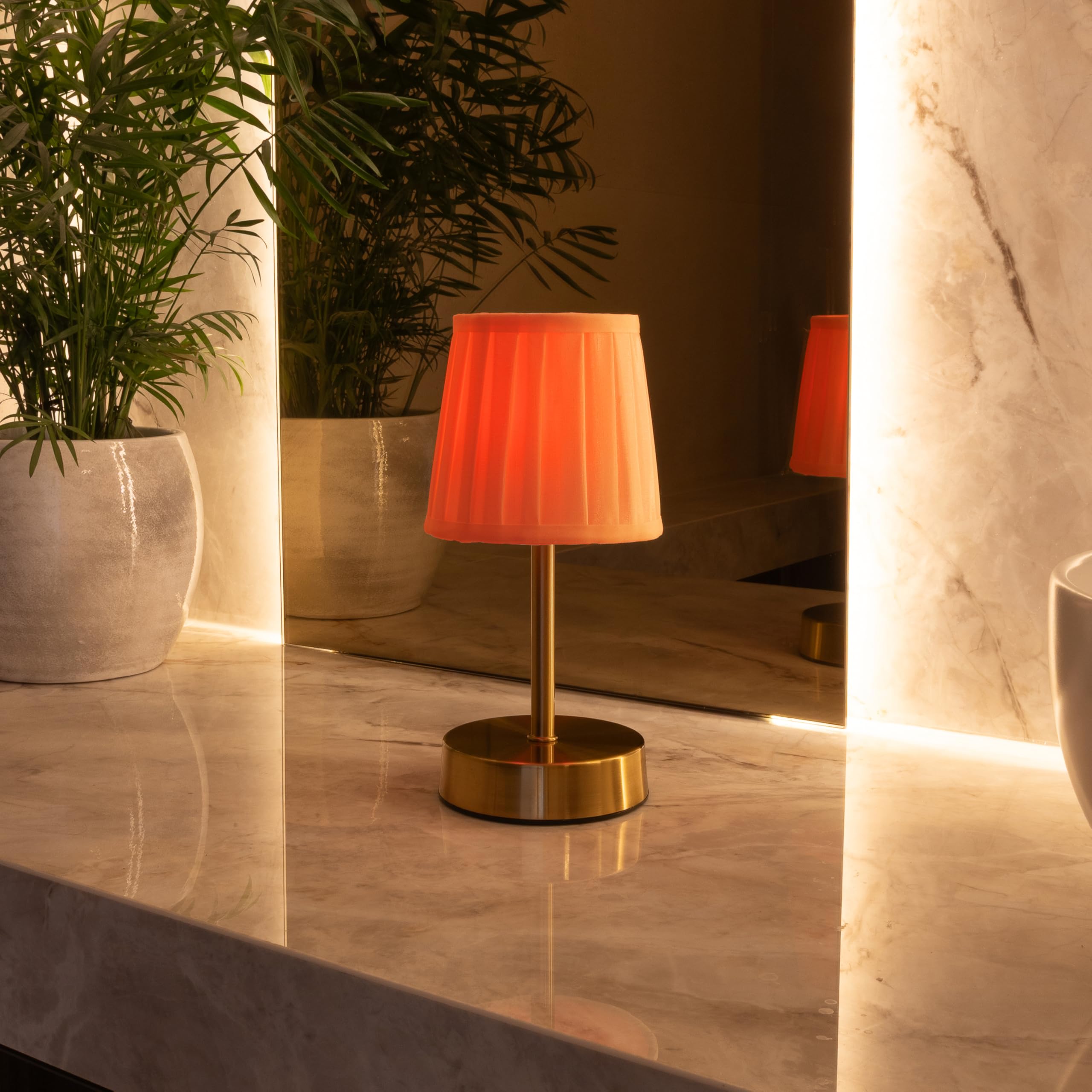 Omniance Avalon Lámparas de Mesa Inalámbricas Pack de 2, 2 Fuentes de Luz | Recargable regulable cambio de color, base dorada pantalla de tela, USB-C, para restaurante, bar y hotel