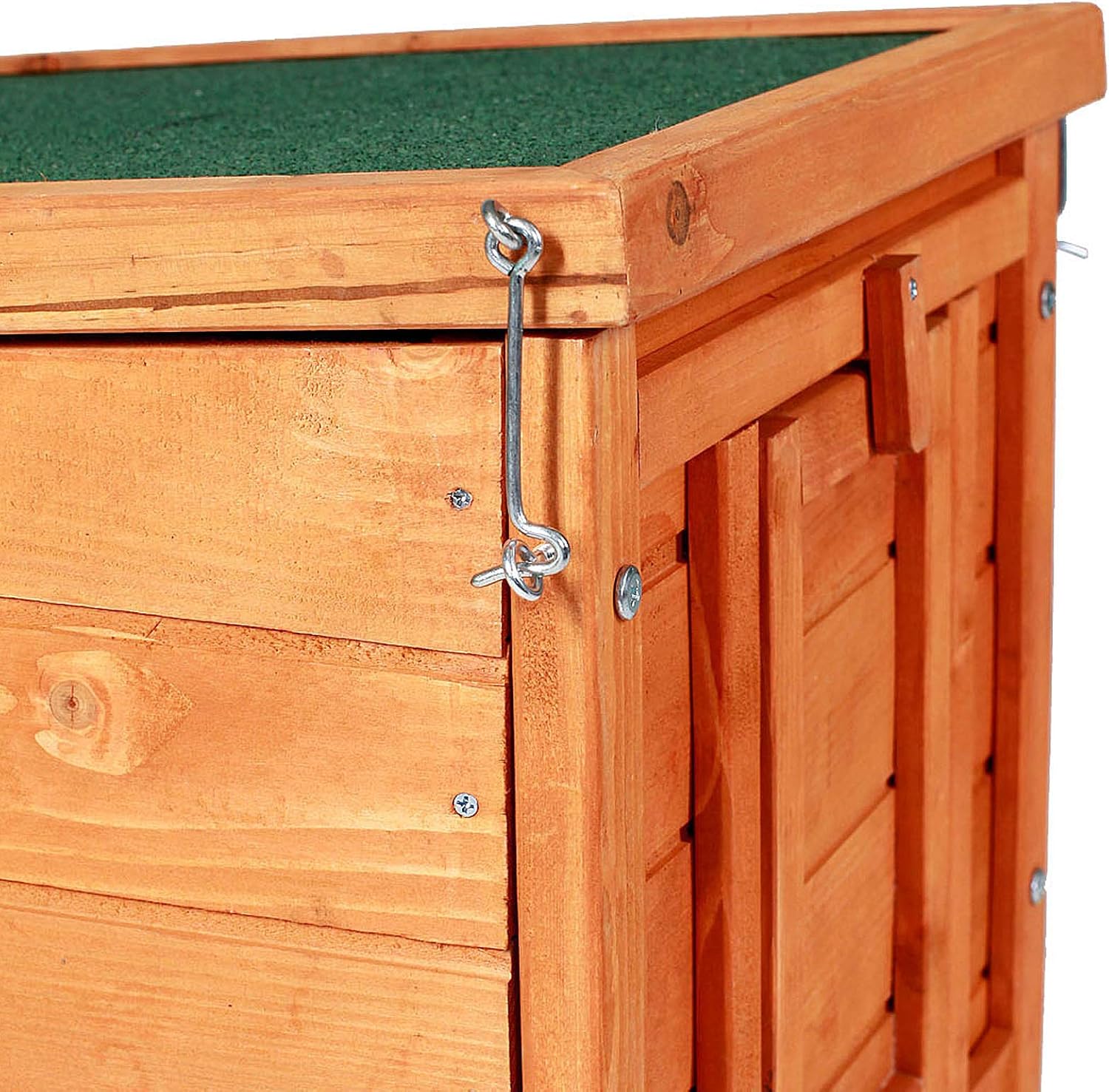 Primo piano di un gancio metallico sul lato della conigliera, utilizzato per fissare il tetto incernierato quando è chiuso.