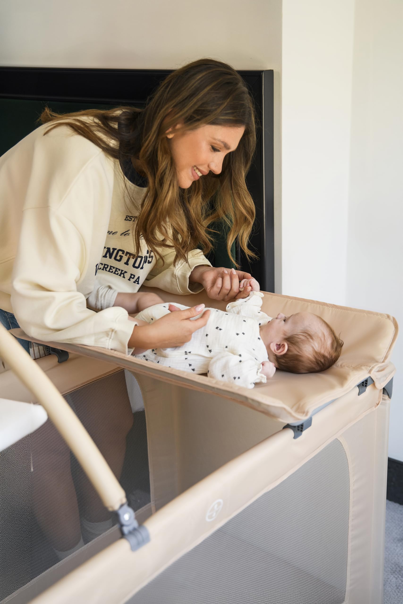 Momi Lettino da viaggio BELOVE PLUS 2 in 1, pieghevole, 2 posizioni per neonati fino a 9 kg e bambini fino a 15 kg, con materasso, arco con giocattoli, fasciatoio e borsa per il trasporto