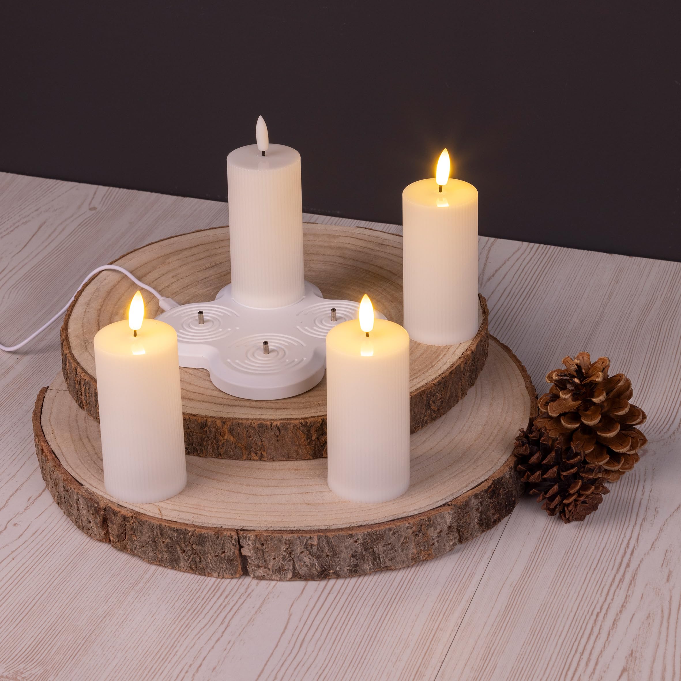 LED Kerze warm weiß aufladbar mit Ladestation 4er Set - 10 x 5 cm - Künstliche Stumpenkerze mit Flackereffekt Akku betrieben