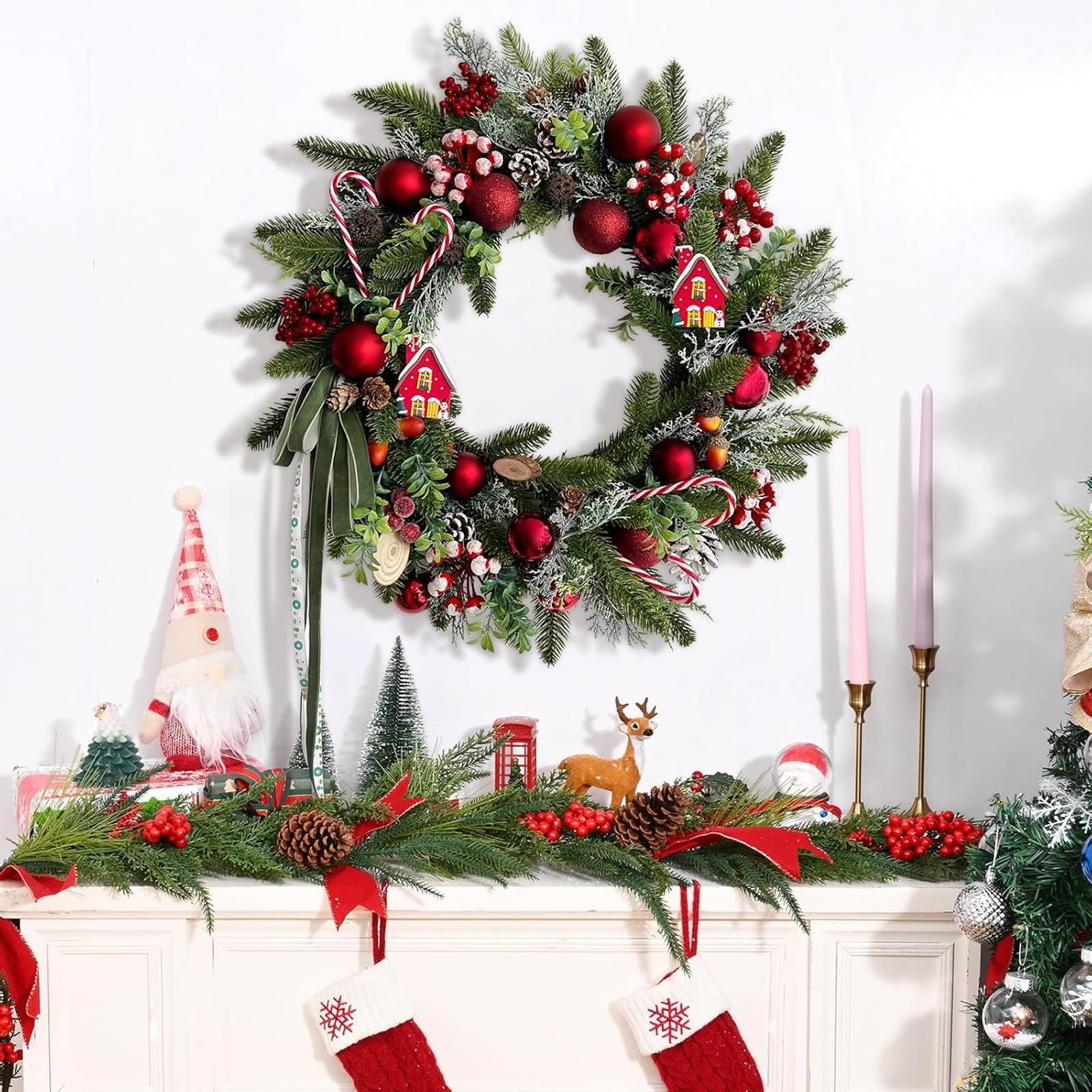 Corona artificial de Navidad para puerta con guirnalda de hoja perenne, adornos de bastón de caramelo, piñas, bayas y lazos para decoración de pared interior y exterior